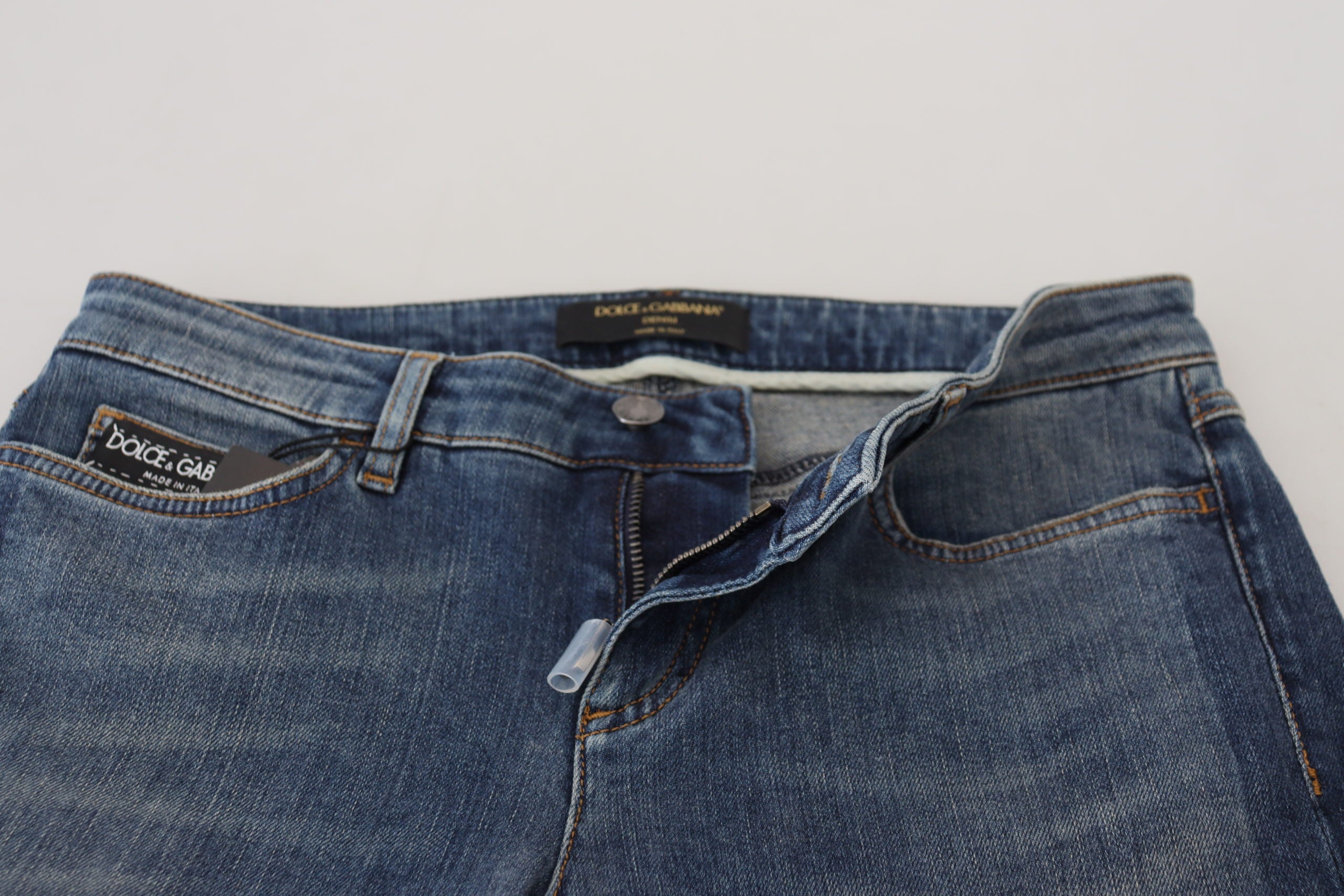 Blå tvättade bomulls-trasiga denimjeans