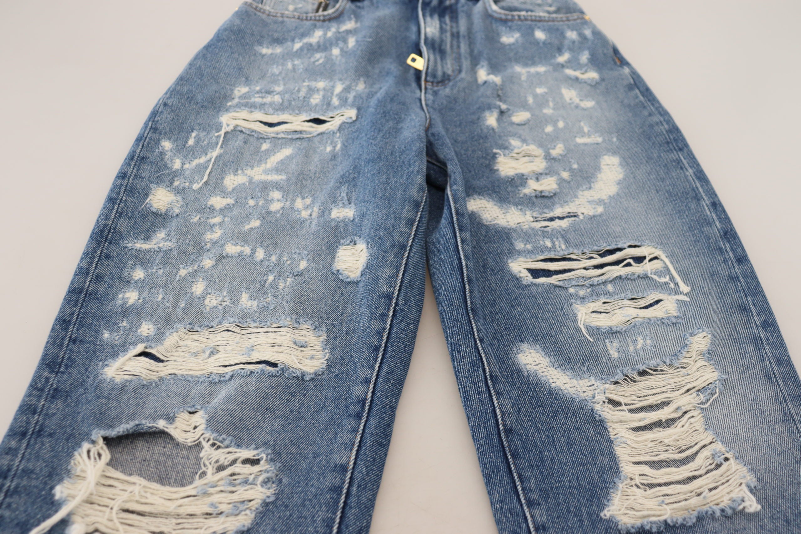 Blå tvättade bomulls-trasiga denimjeans