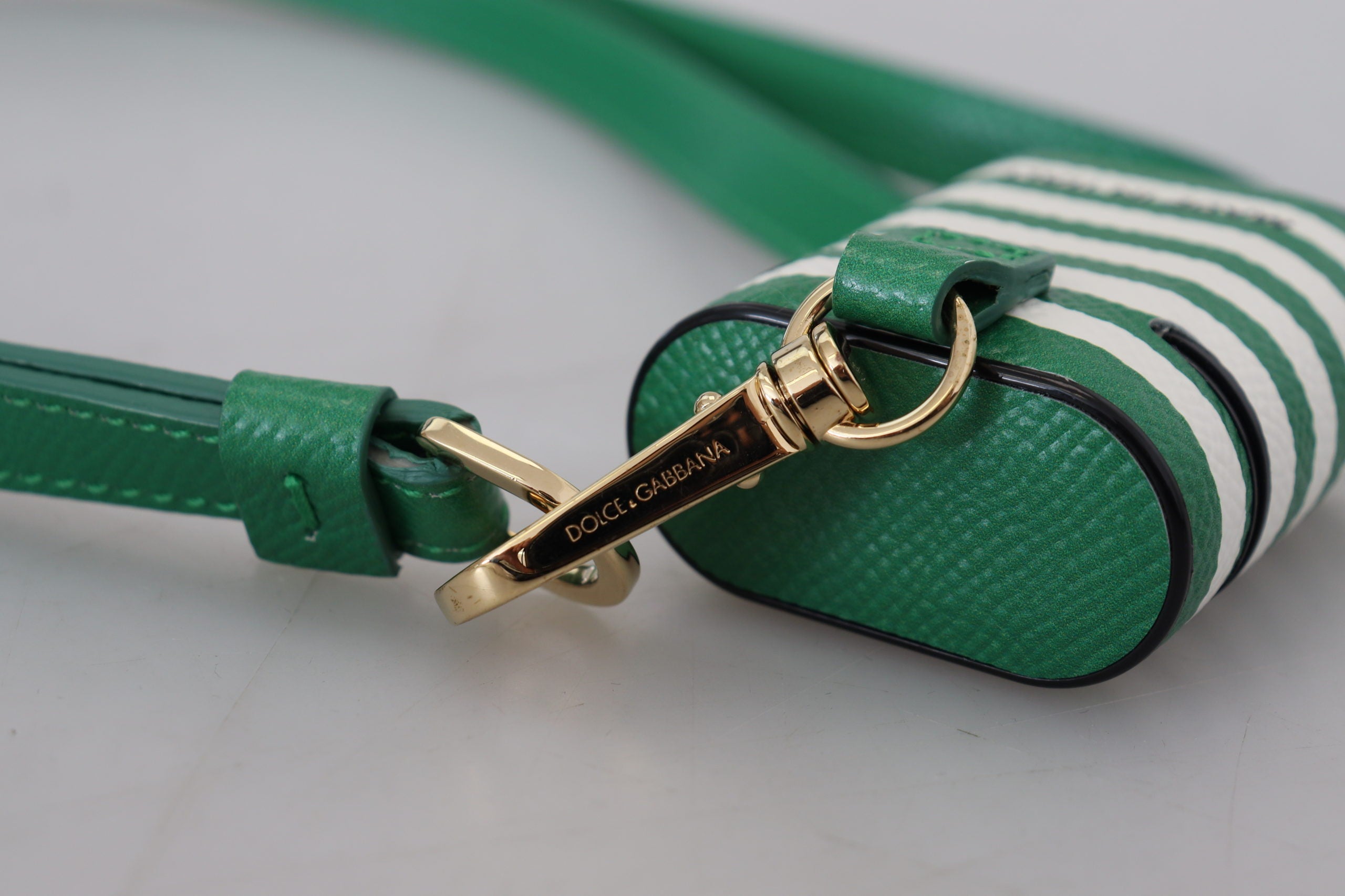 Grönt läderarmband med guldfärgad metalllogotyp för Airpods