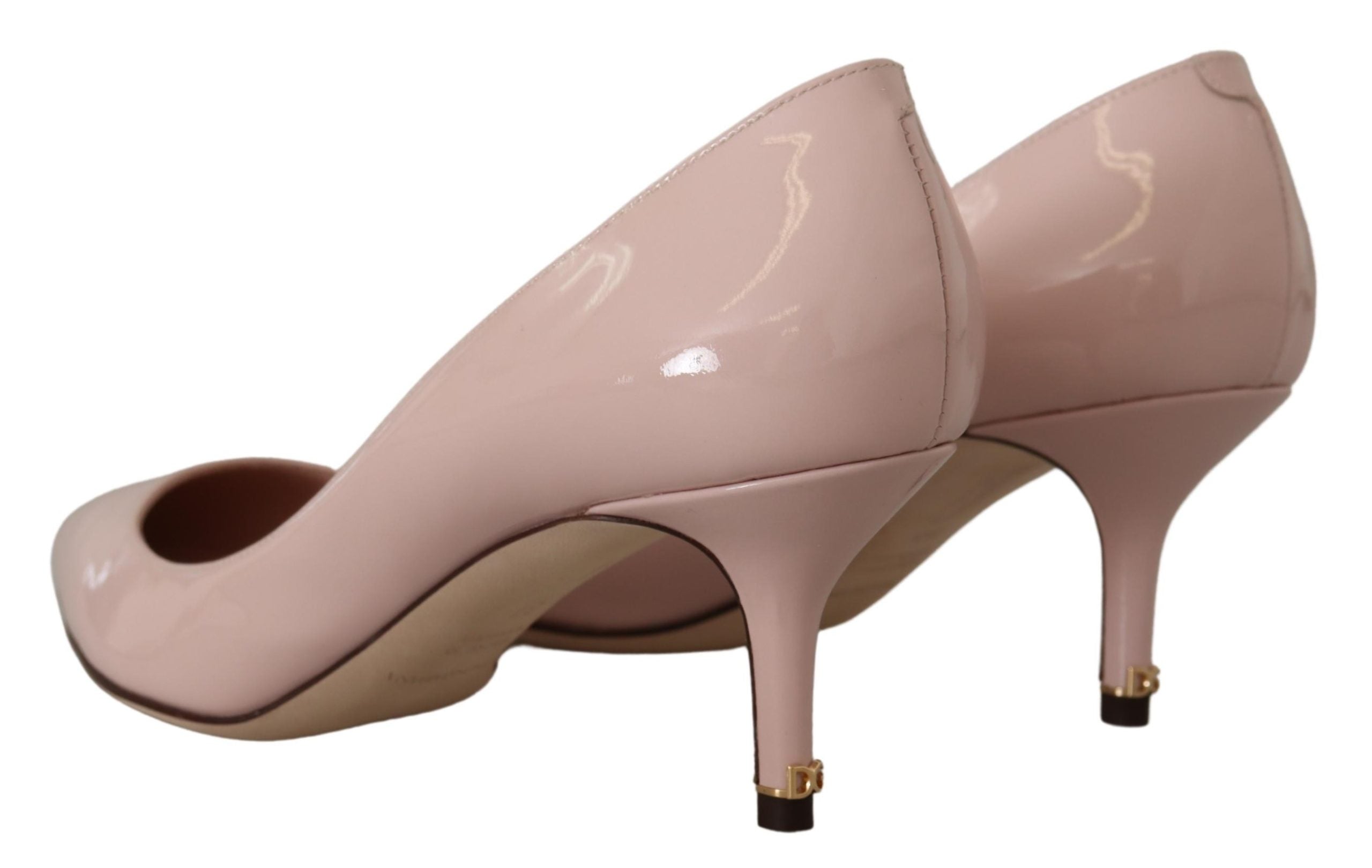 Rosa lackade pumps med kitten heels i läder