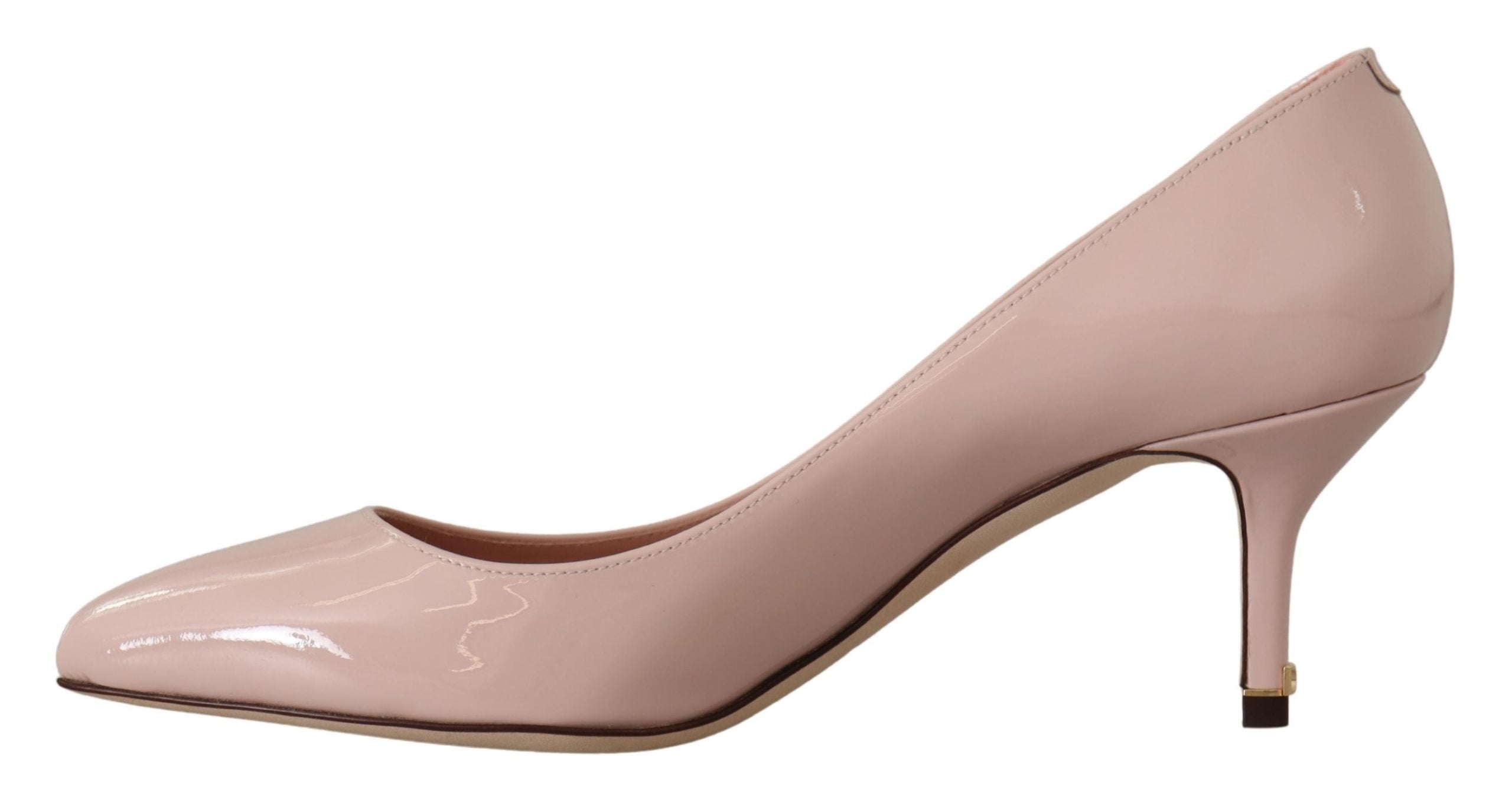 Rosa lackade pumps med kitten heels i läder