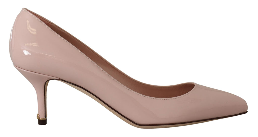 Rosa lackade pumps med kitten heels i läder