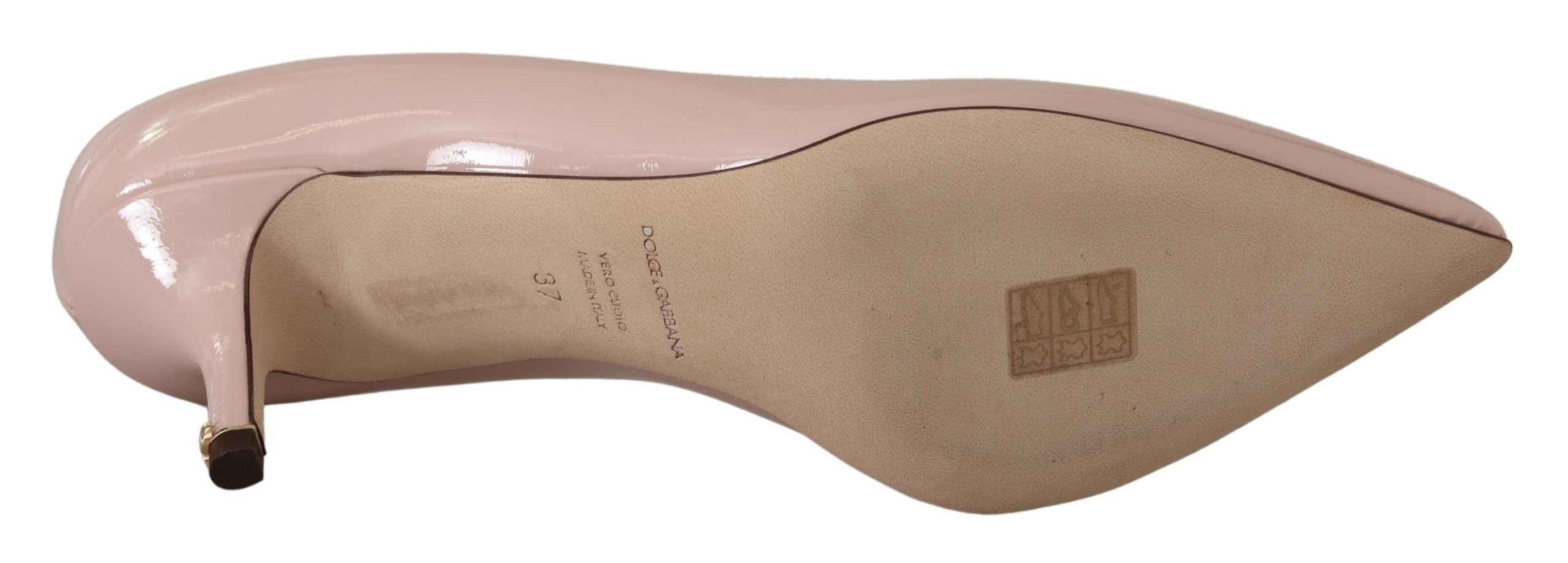 Rosa lackade pumps med kitten heels i läder