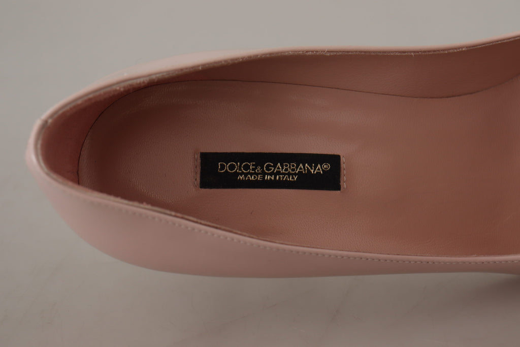 Rosa lackade pumps med kitten heels i läder