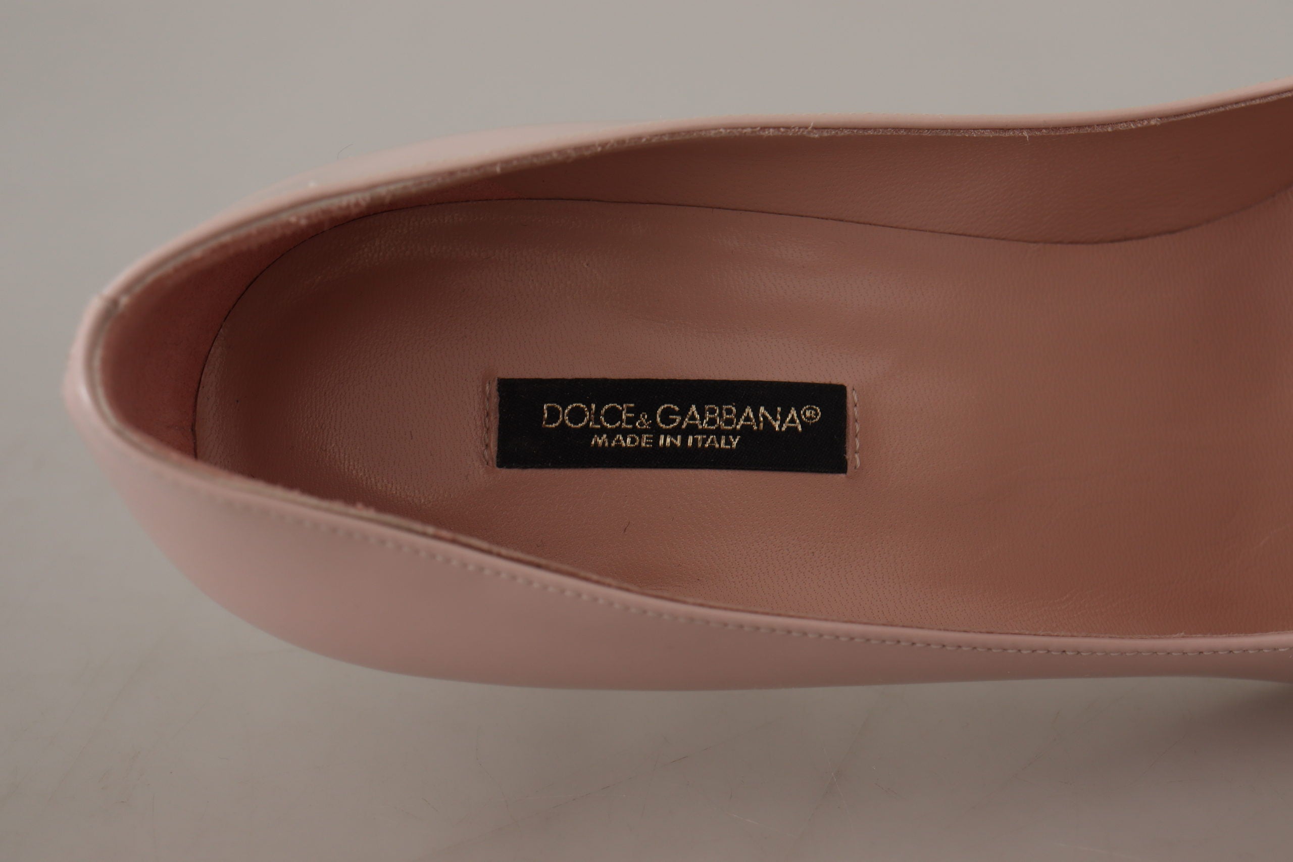Rosa lackade pumps med kitten heels i läder