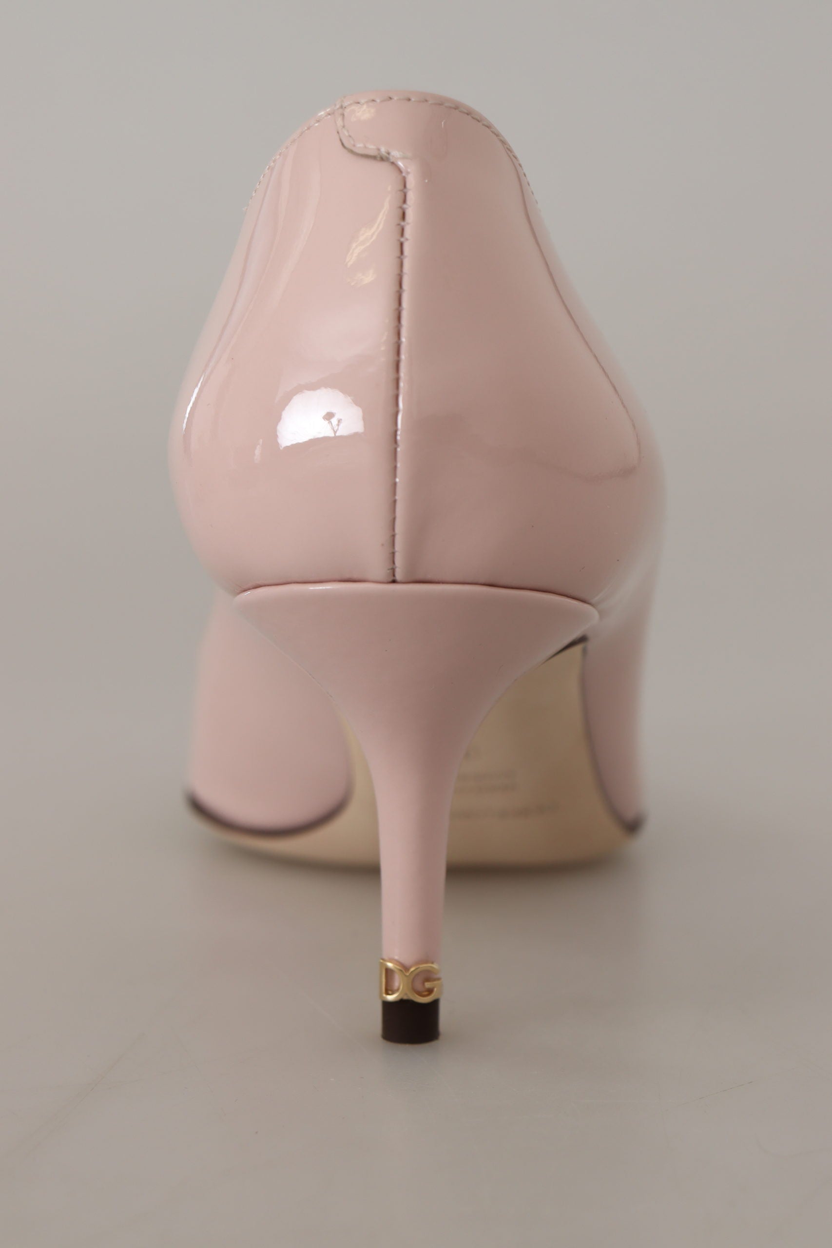 Rosa lackade pumps med kitten heels i läder