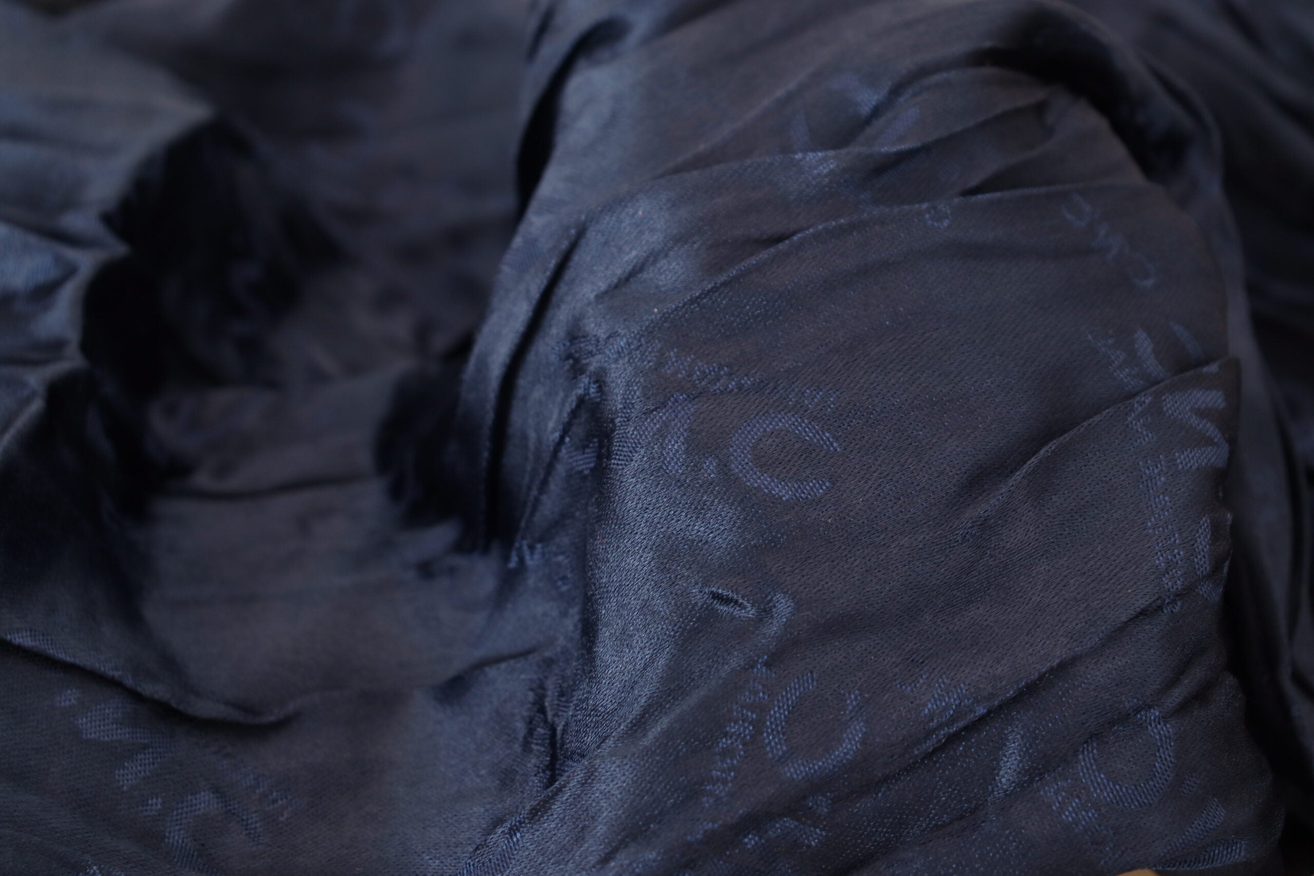 Blå sidensjal med fransar, kostymnation