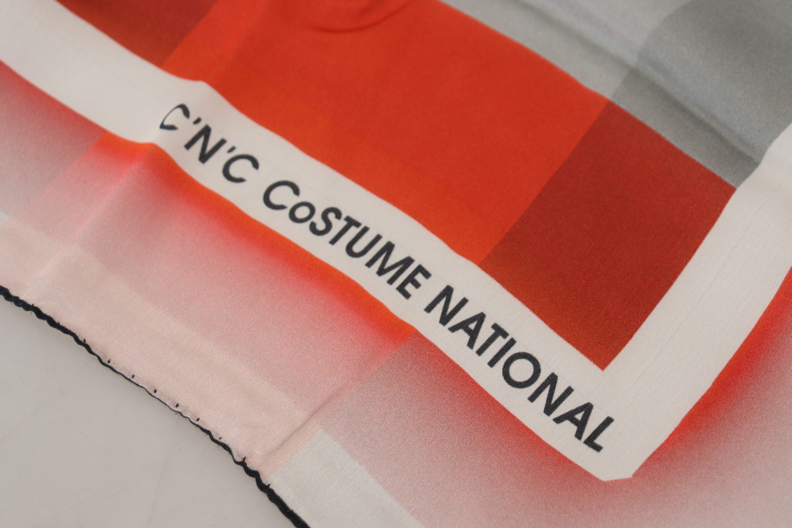 Gråröd sjal med omlottkrage och axelband