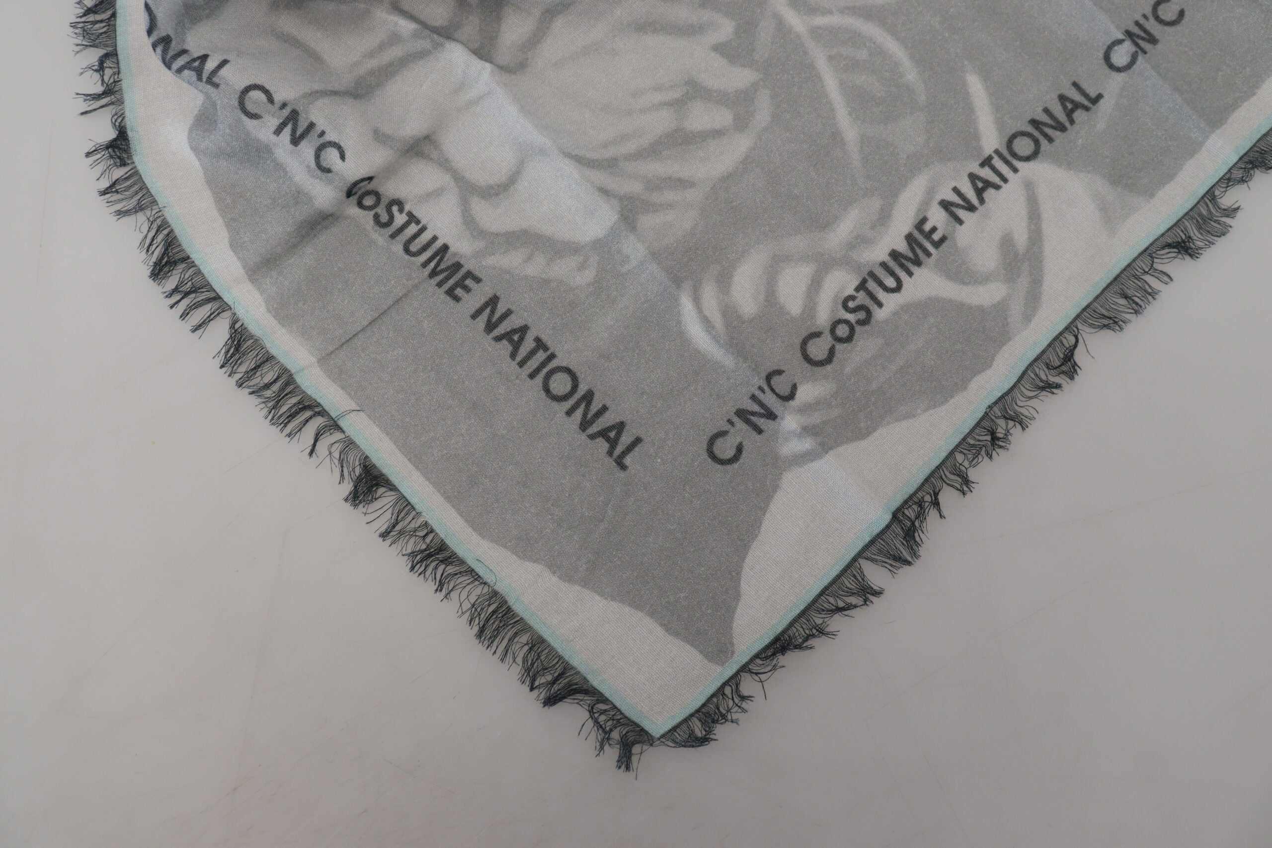 Costume National Grå Mönster Sjal Foulard Fransar Halsduk