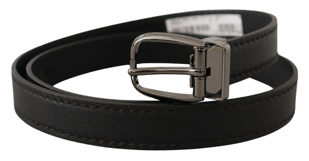 Svart skinnbelte med metalllogo og spenne
