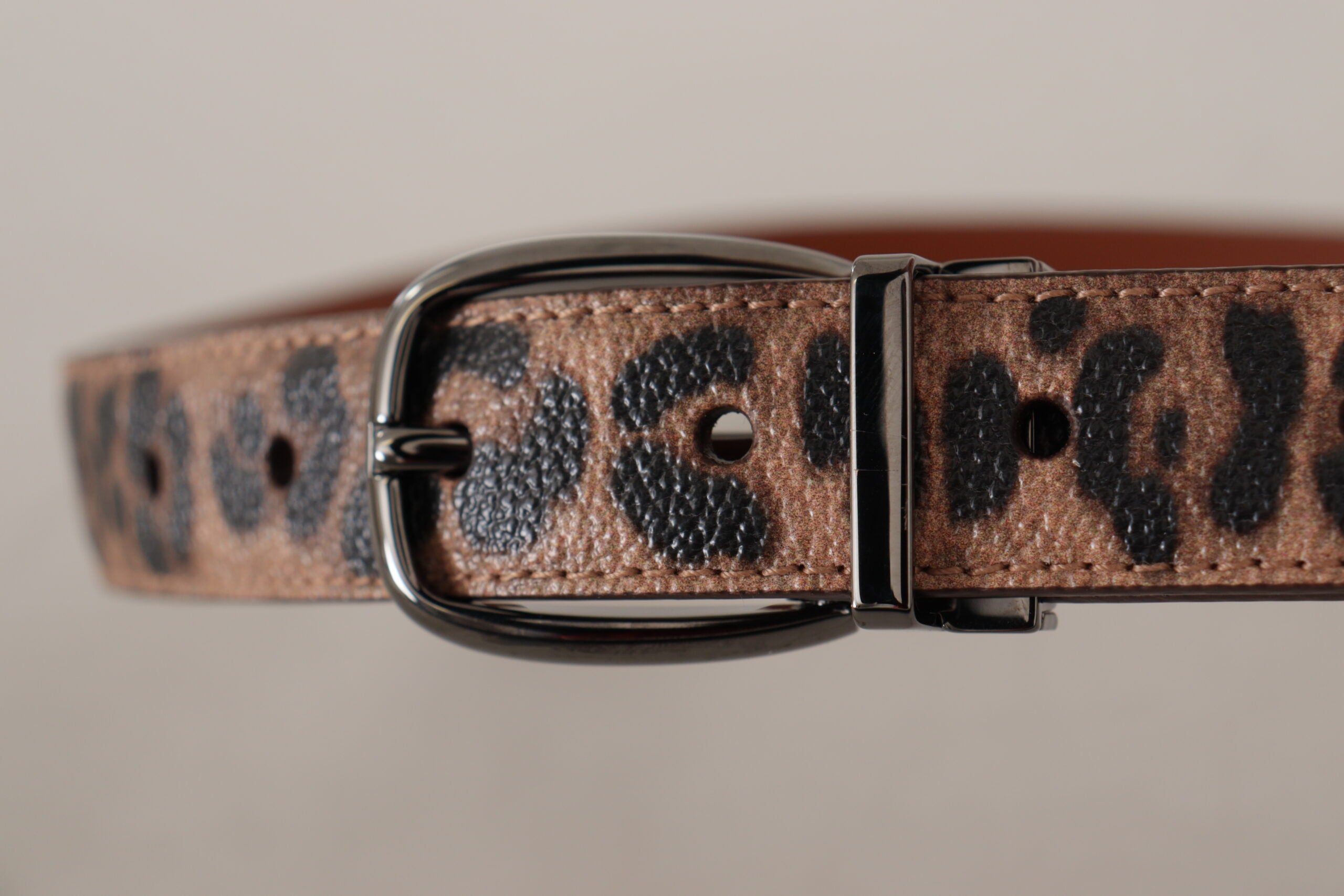 Brunt leopardpreget skinnbelte med spenne