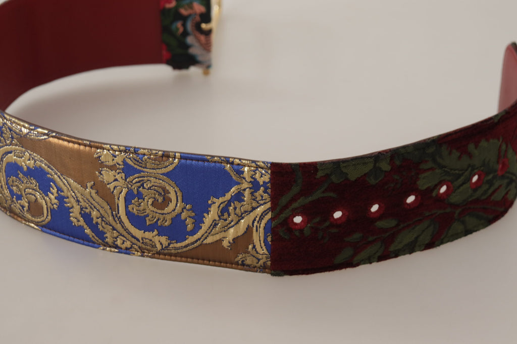 Rødt brodert skinnbelte med gulllogo og metallspenne