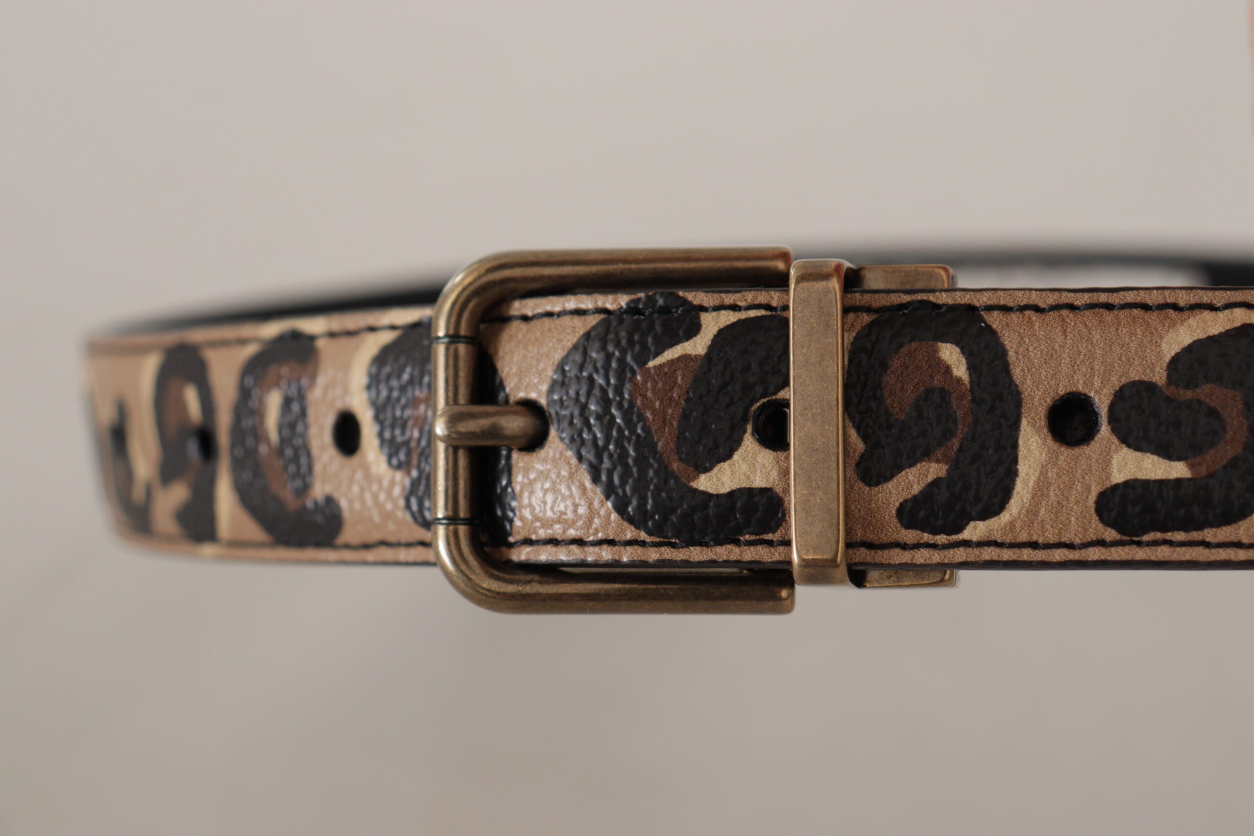 Brunt skinnbelte med leopardtrykk i bronse og metallspenne