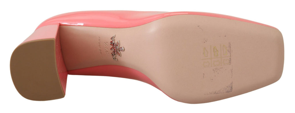 Rosa klassiska pumps i lackläder med blockklack
