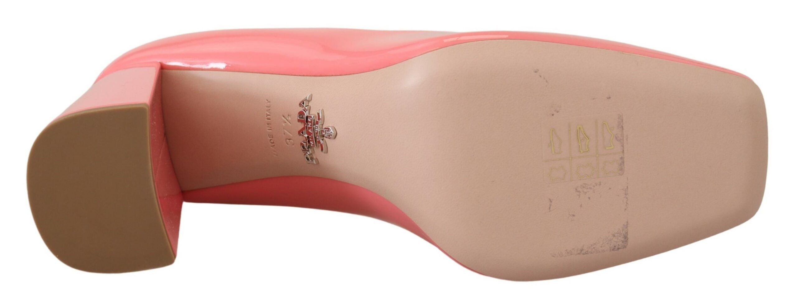 Rosa klassiska pumps i lackläder med blockklack