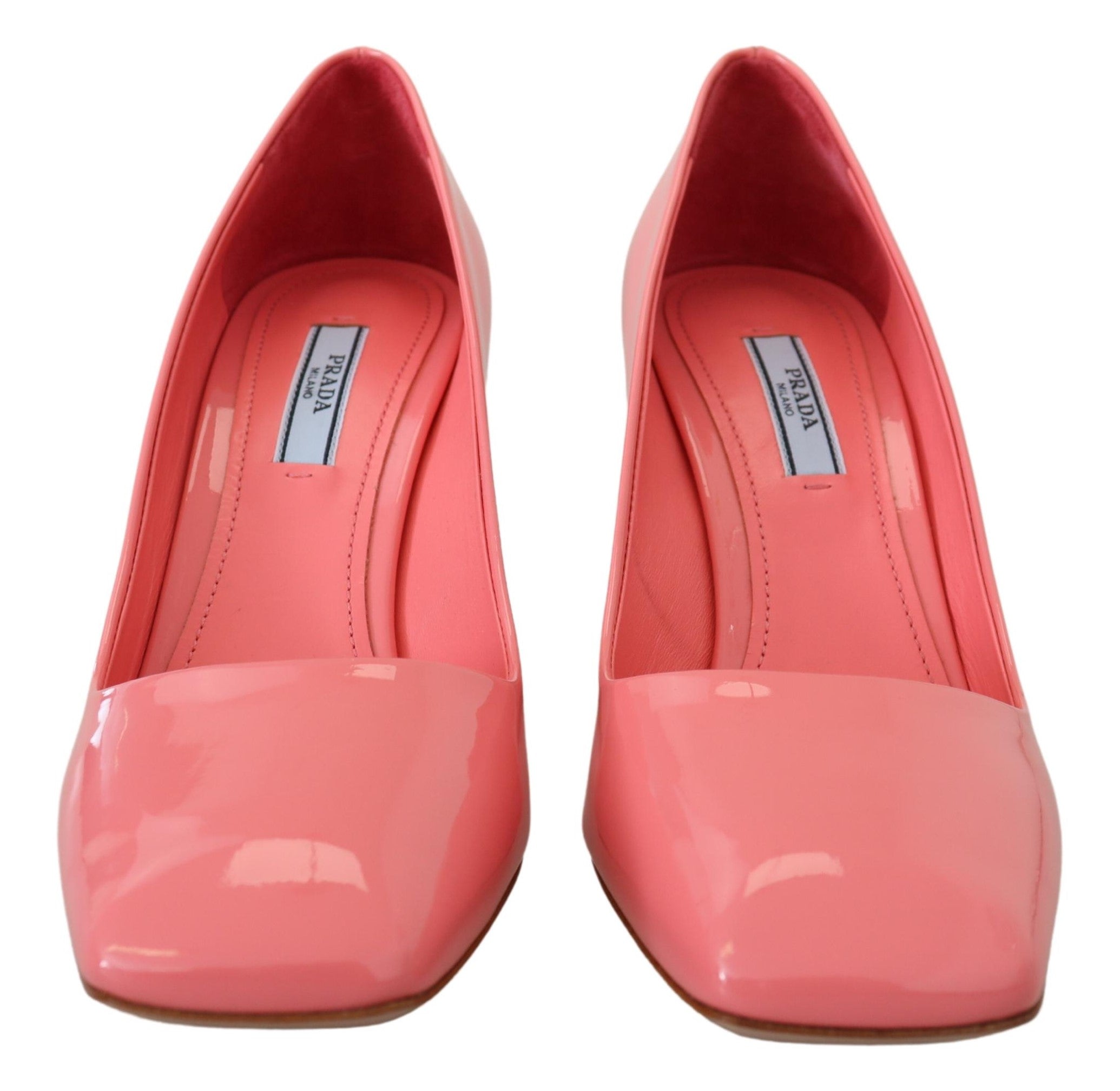 Rosa klassiska pumps i lackläder med blockklack