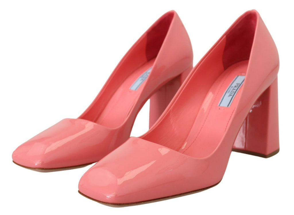Rosa klassiska pumps i lackläder med blockklack