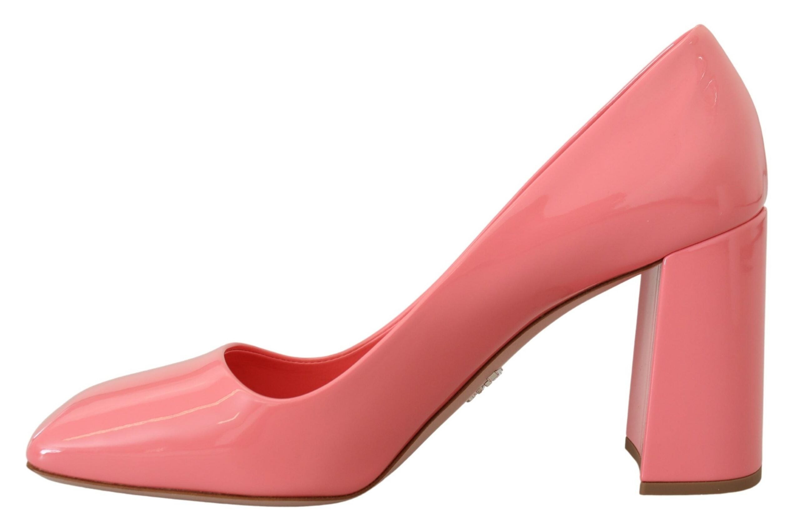 Rosa klassiska pumps i lackläder med blockklack