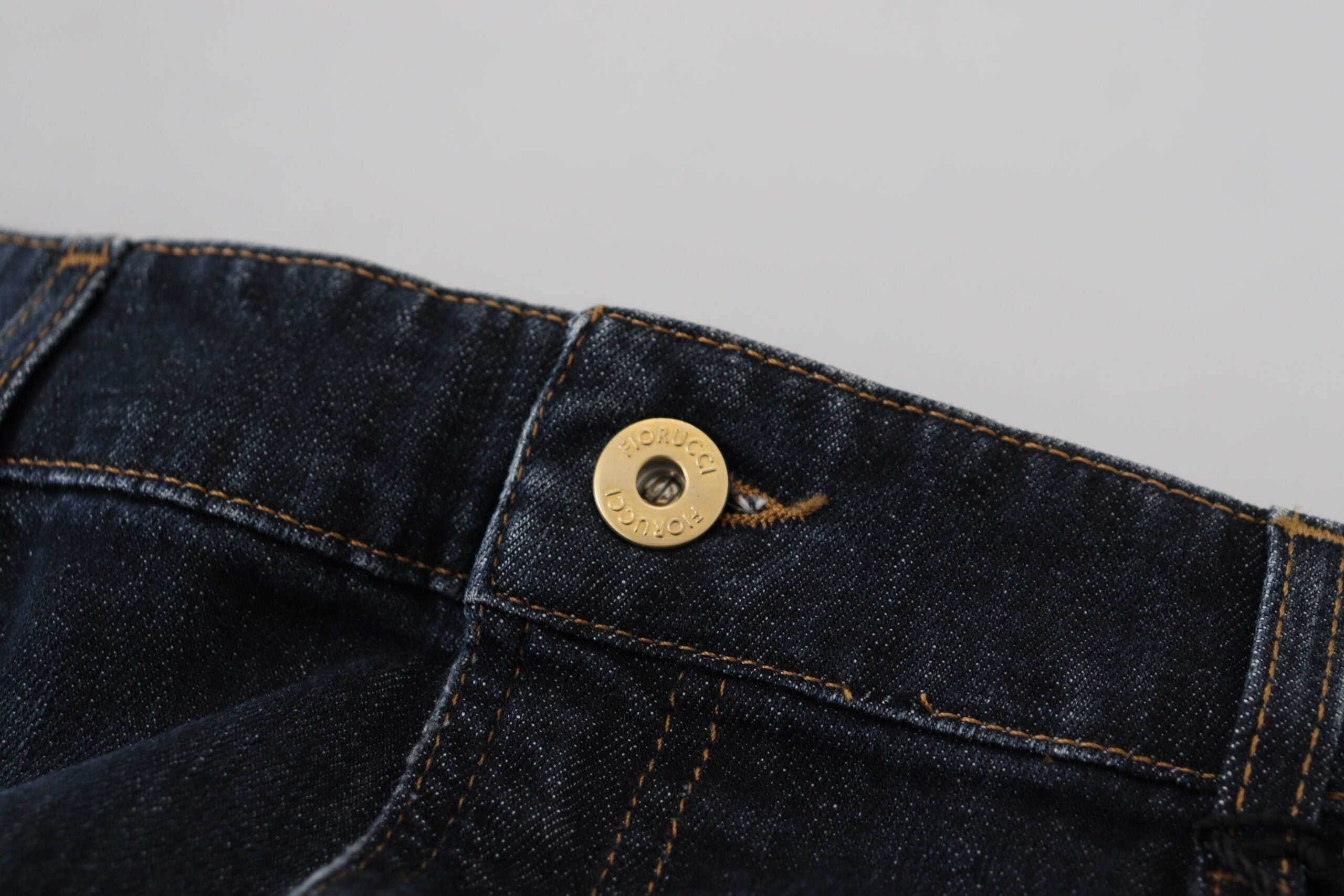 Mörkblå tvättad denimkjol med medelhög midja och pennskuren design