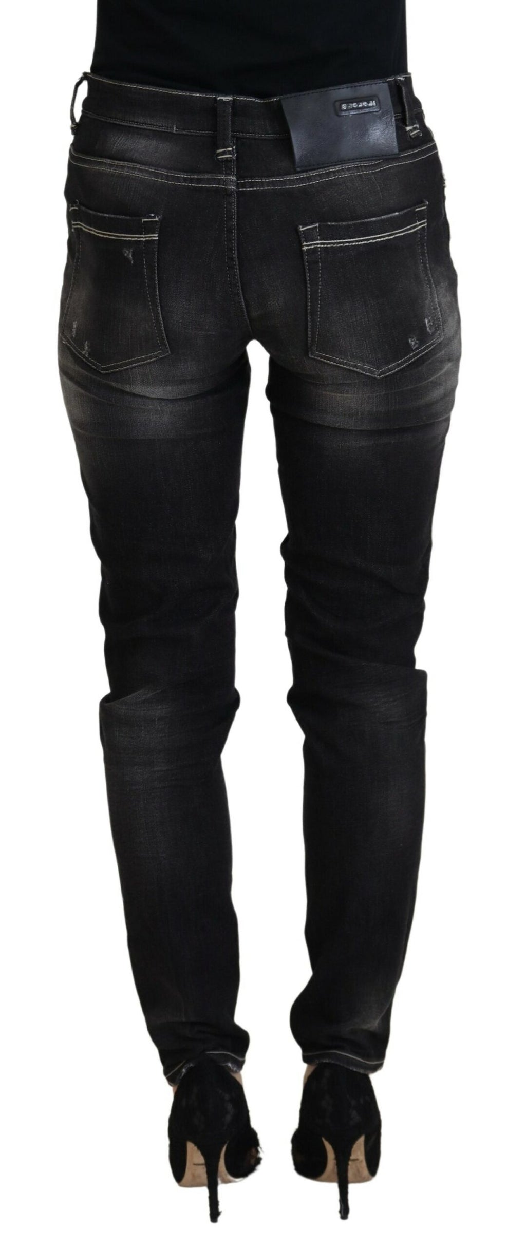 Svarte, vaskede, avsmalnende denimjeans for kvinner med middels midje
