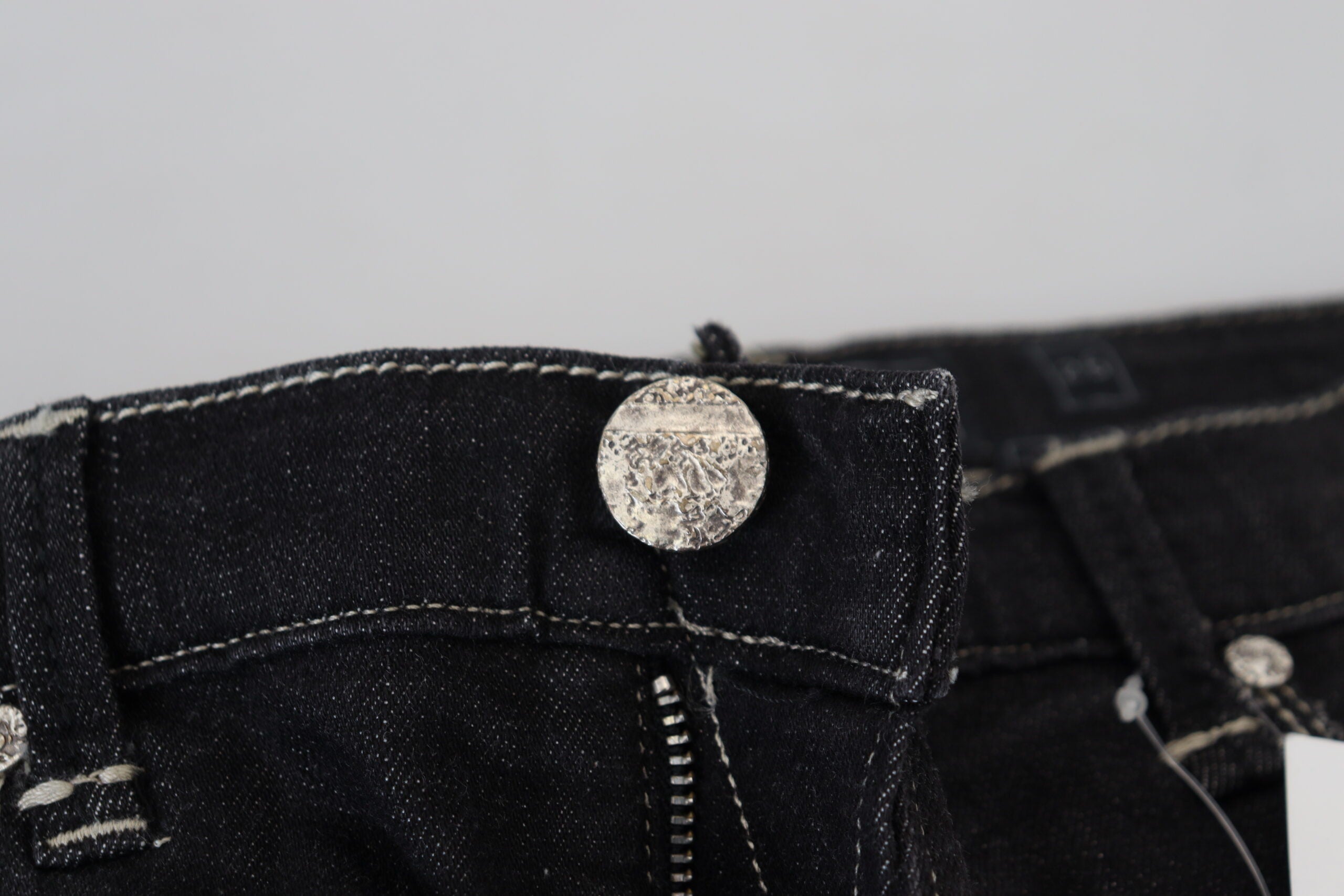 Svarte, vaskede, avsmalnende denimjeans for kvinner med middels midje