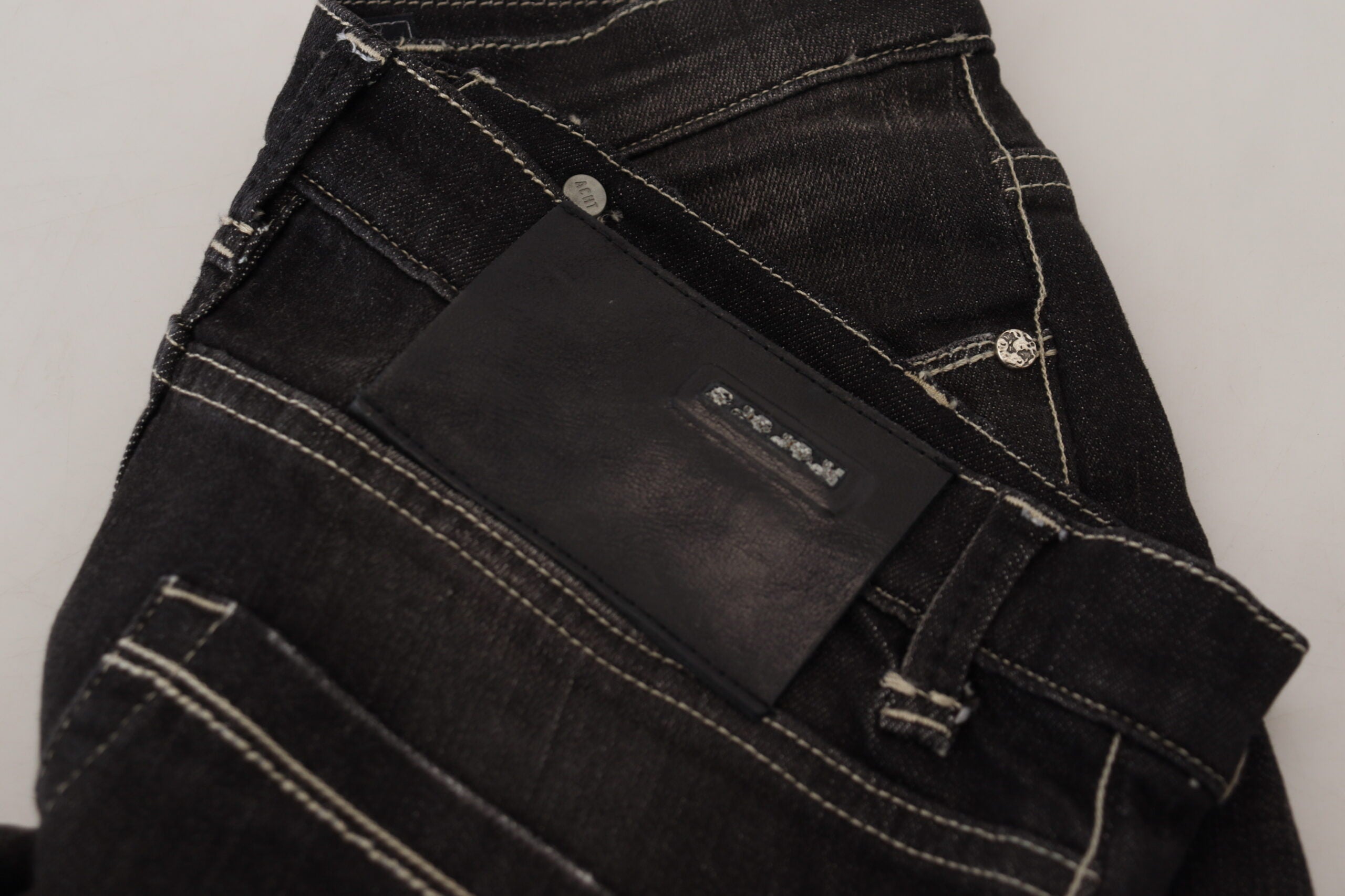 Svarte, vaskede, avsmalnende denimjeans for kvinner med middels midje