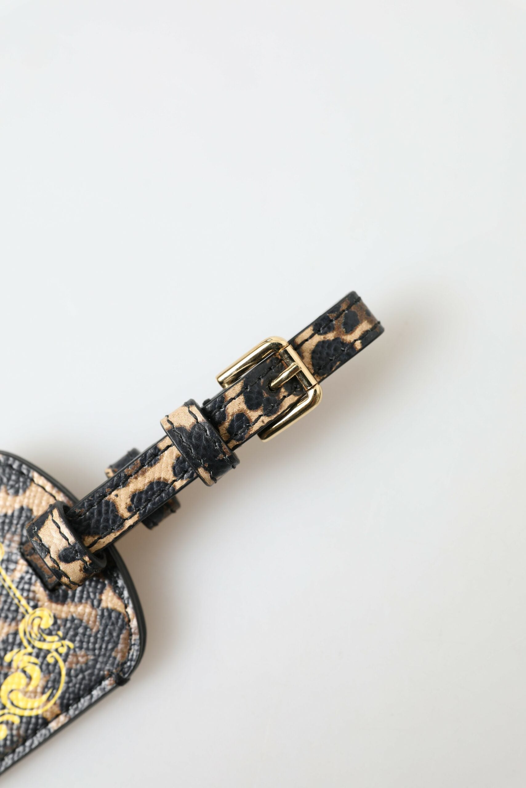 Bagageetikett med DG-logotyp i flerfärgad leopardmönster i läder med DG-logotyp