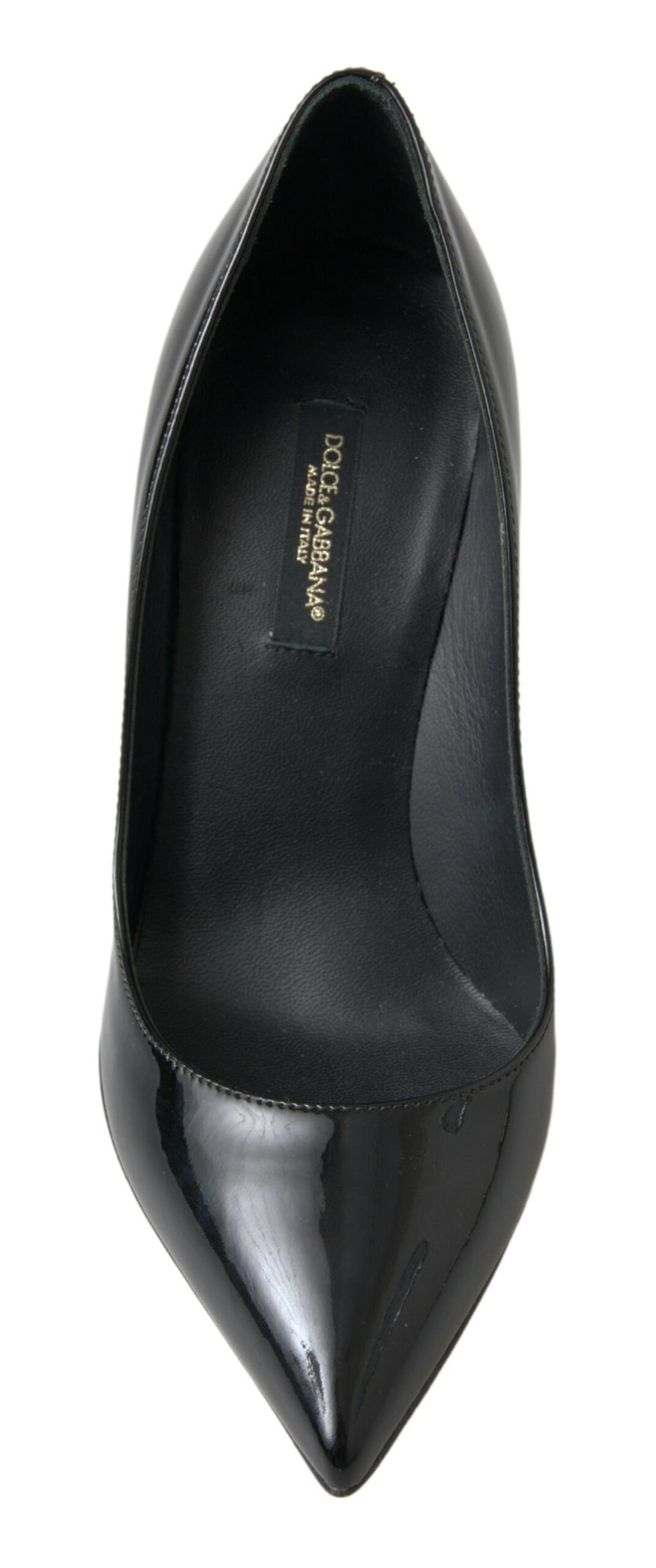 Svarta pumps i lackläder med höga klackar