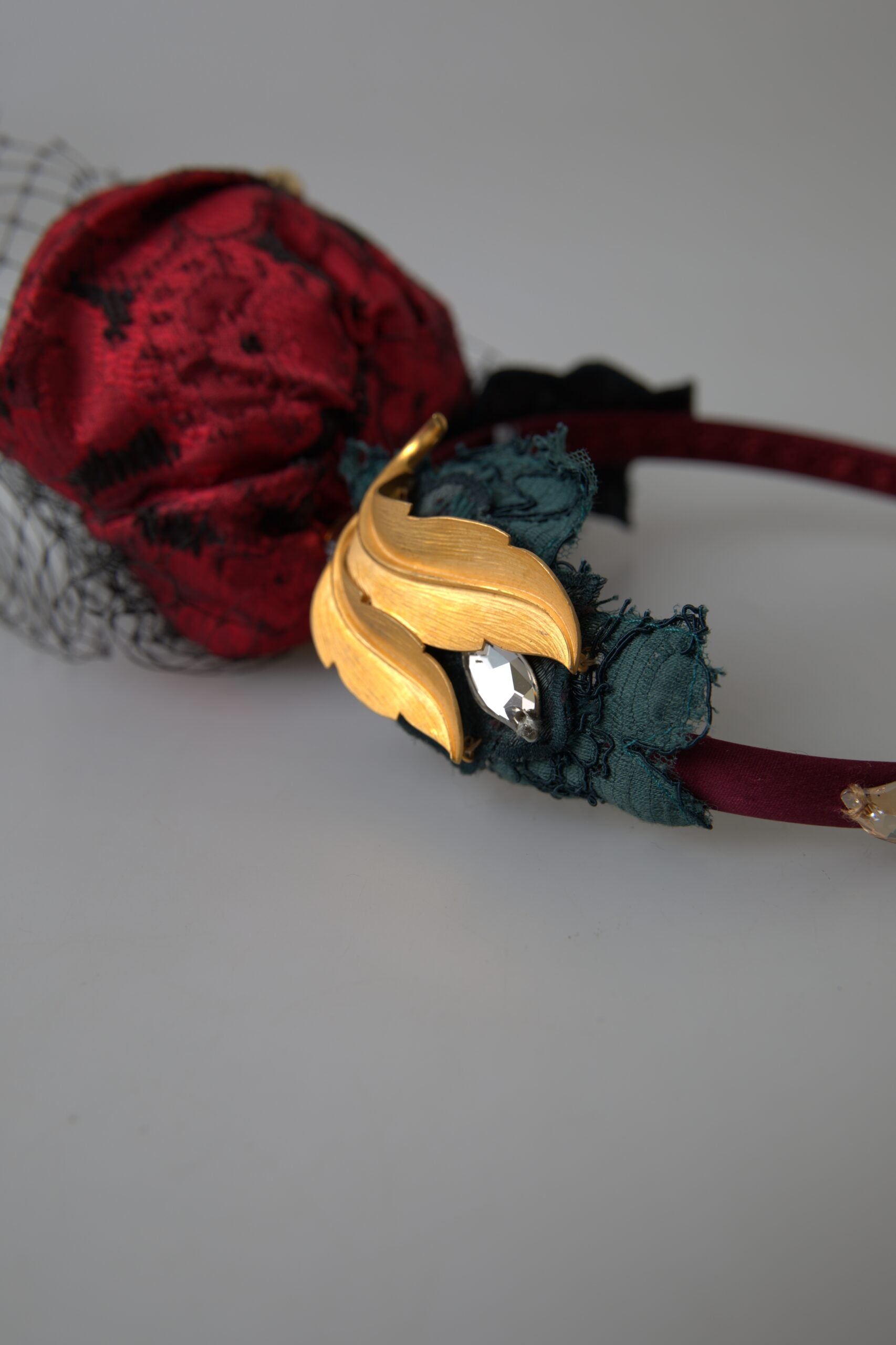 Dolce &amp; Gabbana Rött med flerfärgat rosa sidenkristallnät med logotypdiadem