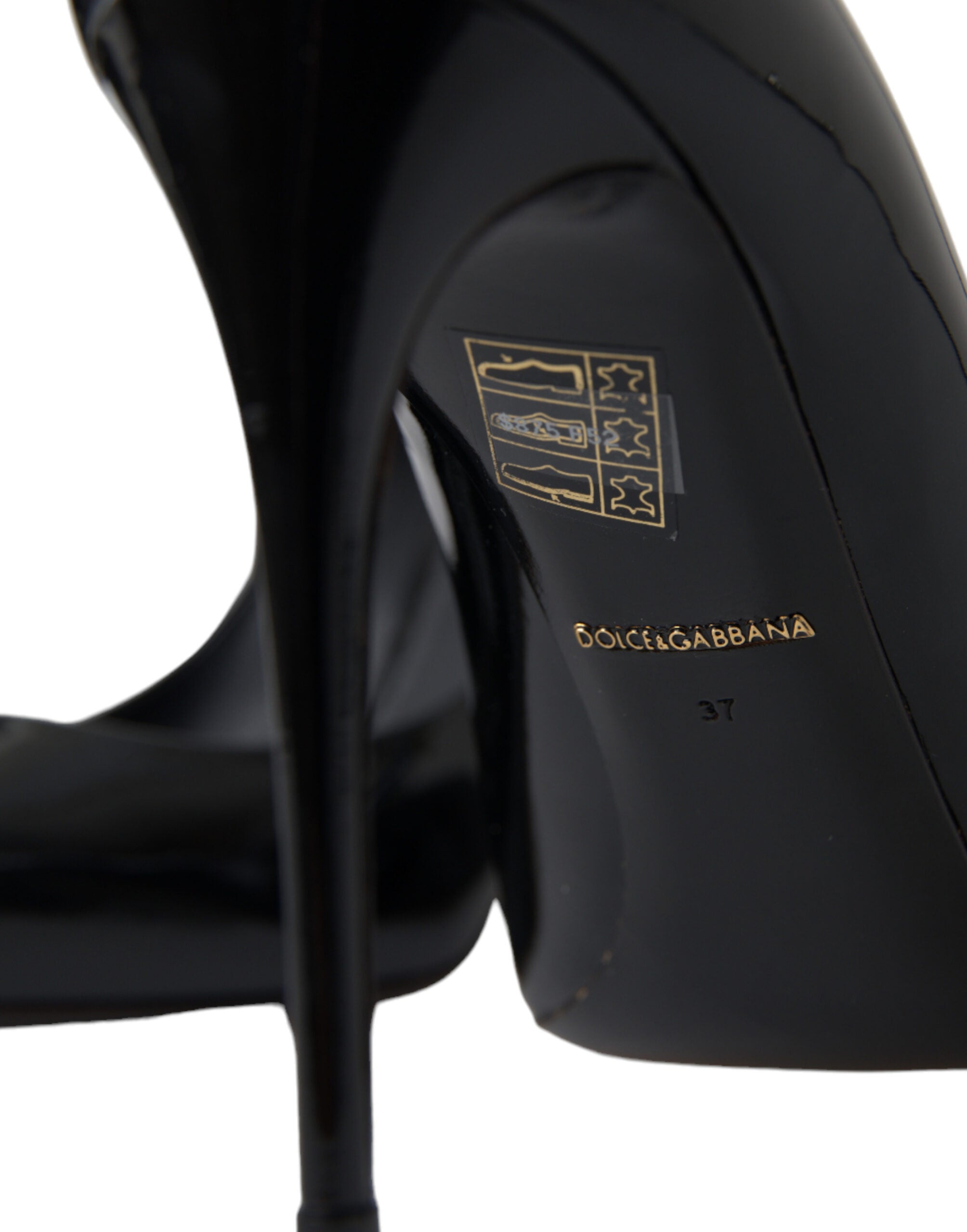 Svarta pumps i lackläder med klackar