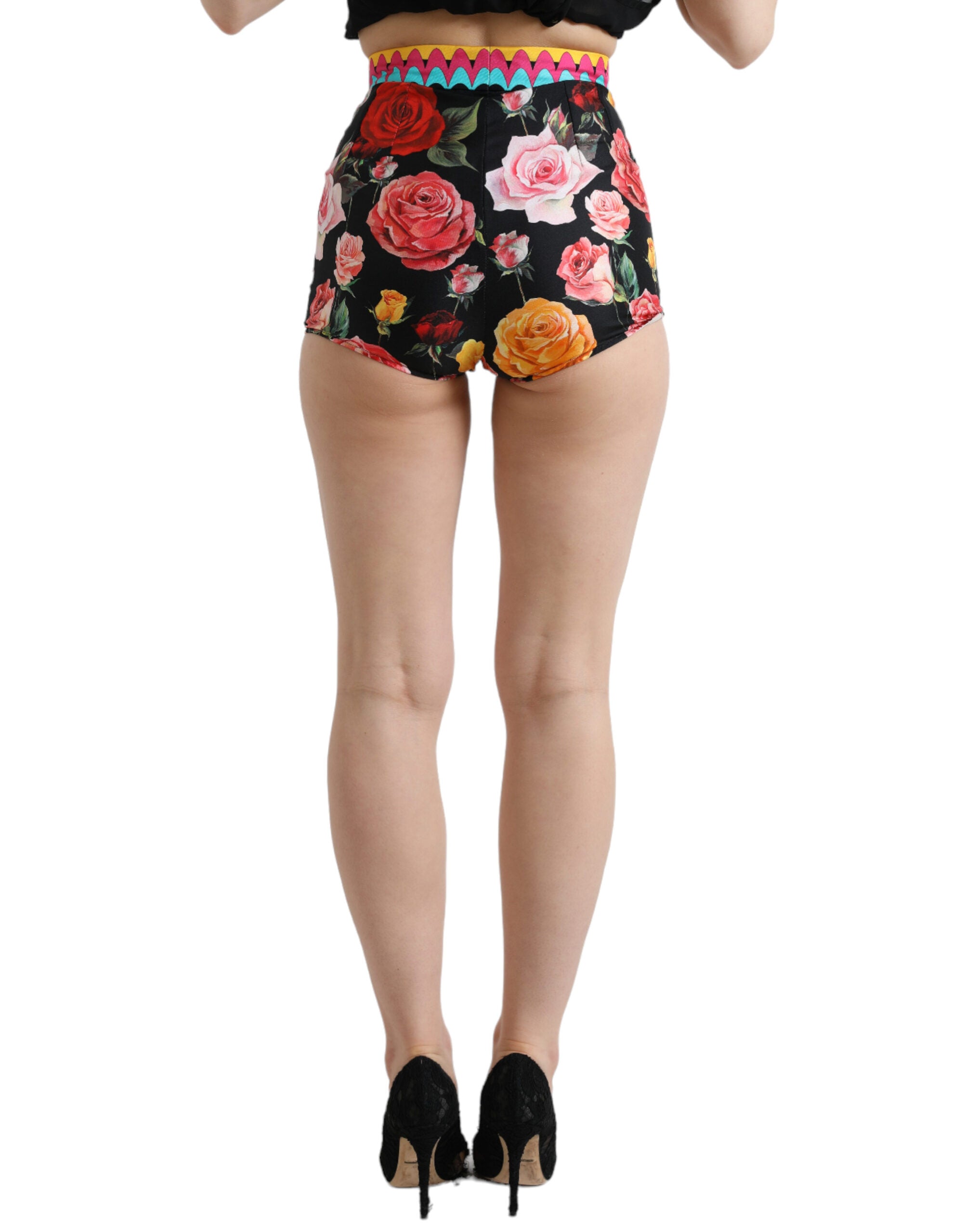 Flerfargede blomsterprikkede hotpants-shorts