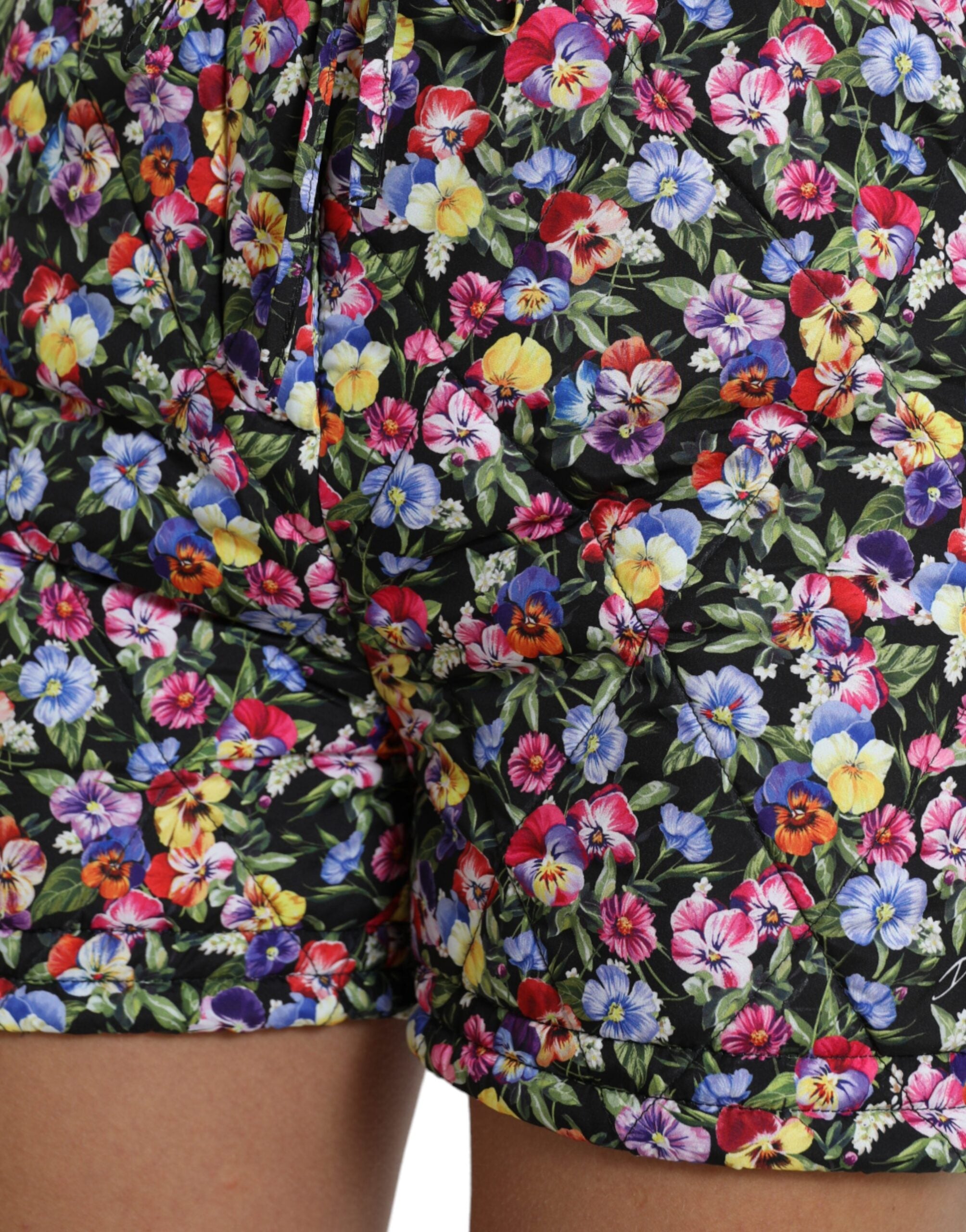 Flerfargede blomsterprintede hotpants-shorts med høy midje
