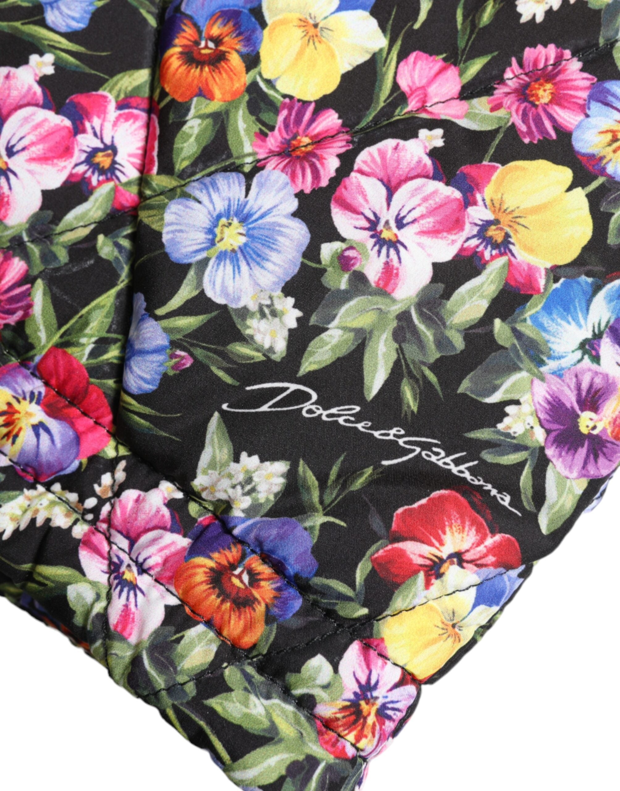 Flerfargede blomsterprintede hotpants-shorts med høy midje