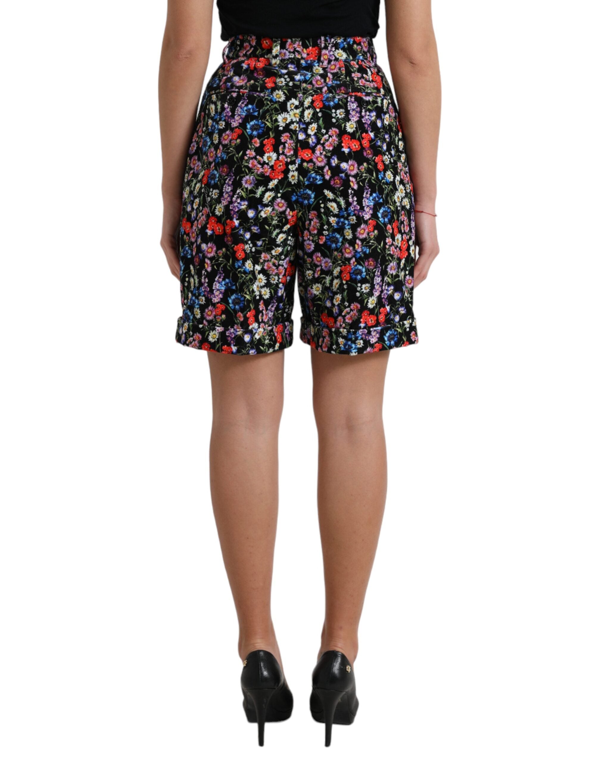 Svarte blomsterprintede hotpants-shorts med høy midje