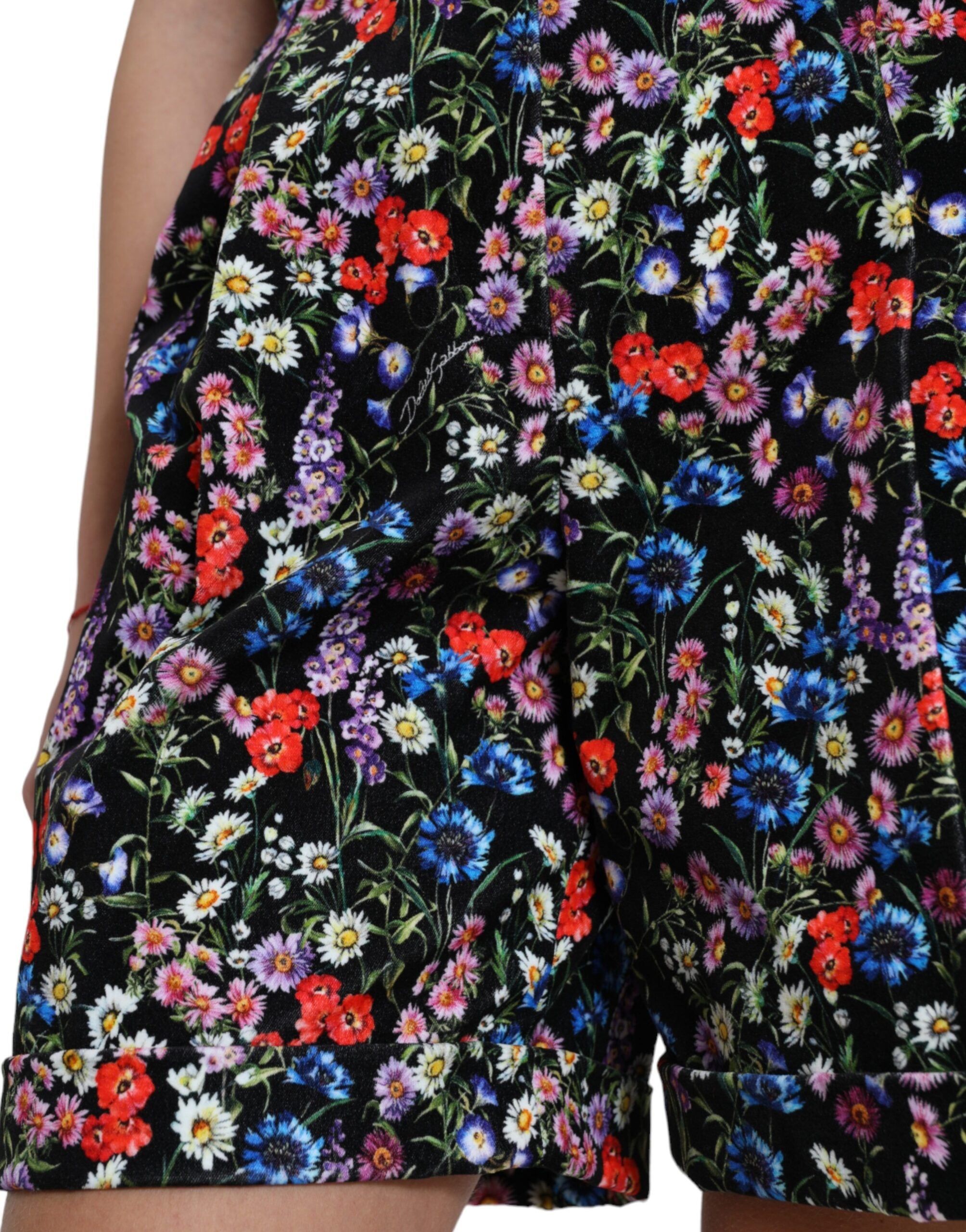 Svarte blomsterprintede hotpants-shorts med høy midje