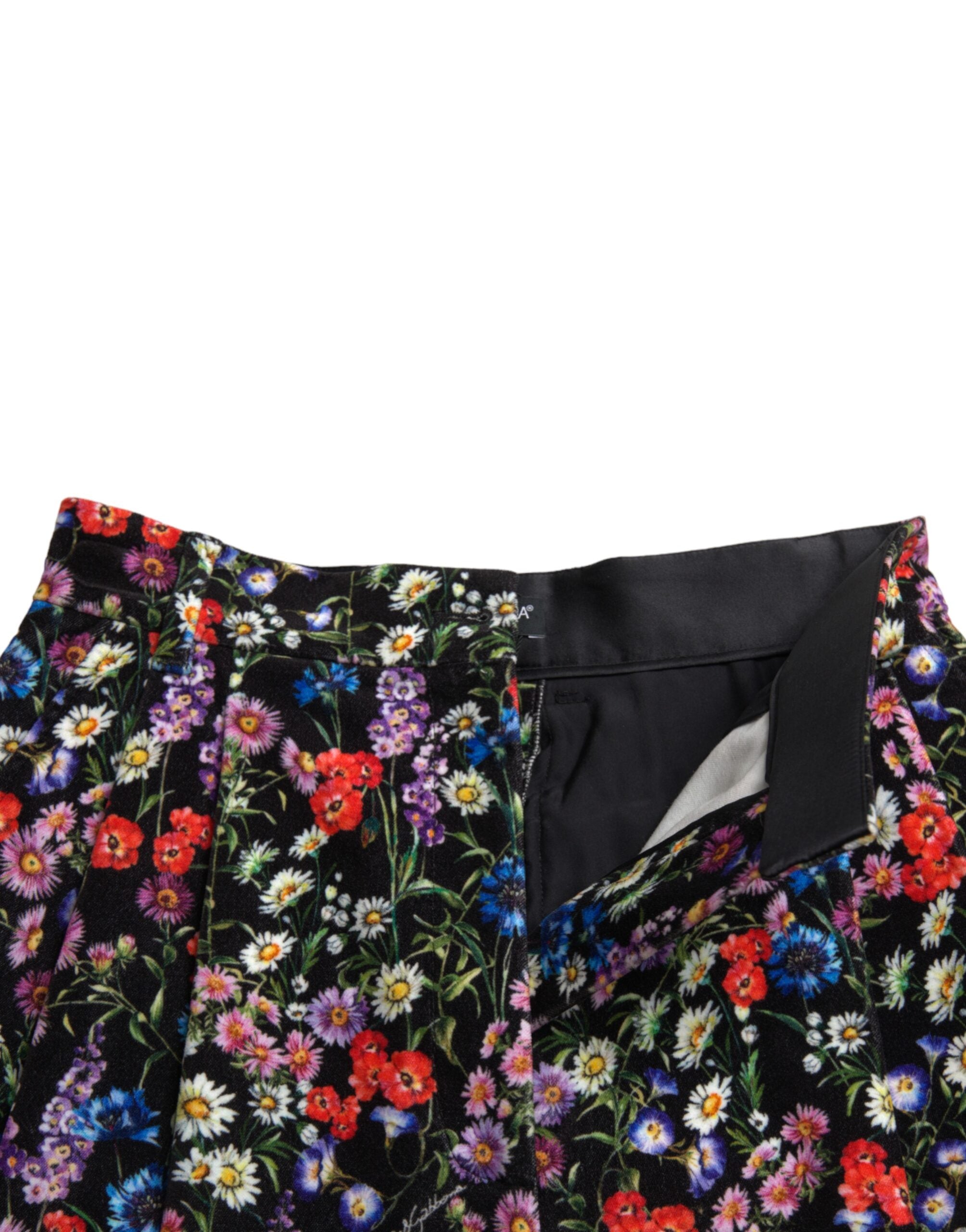 Svarte blomsterprintede hotpants-shorts med høy midje