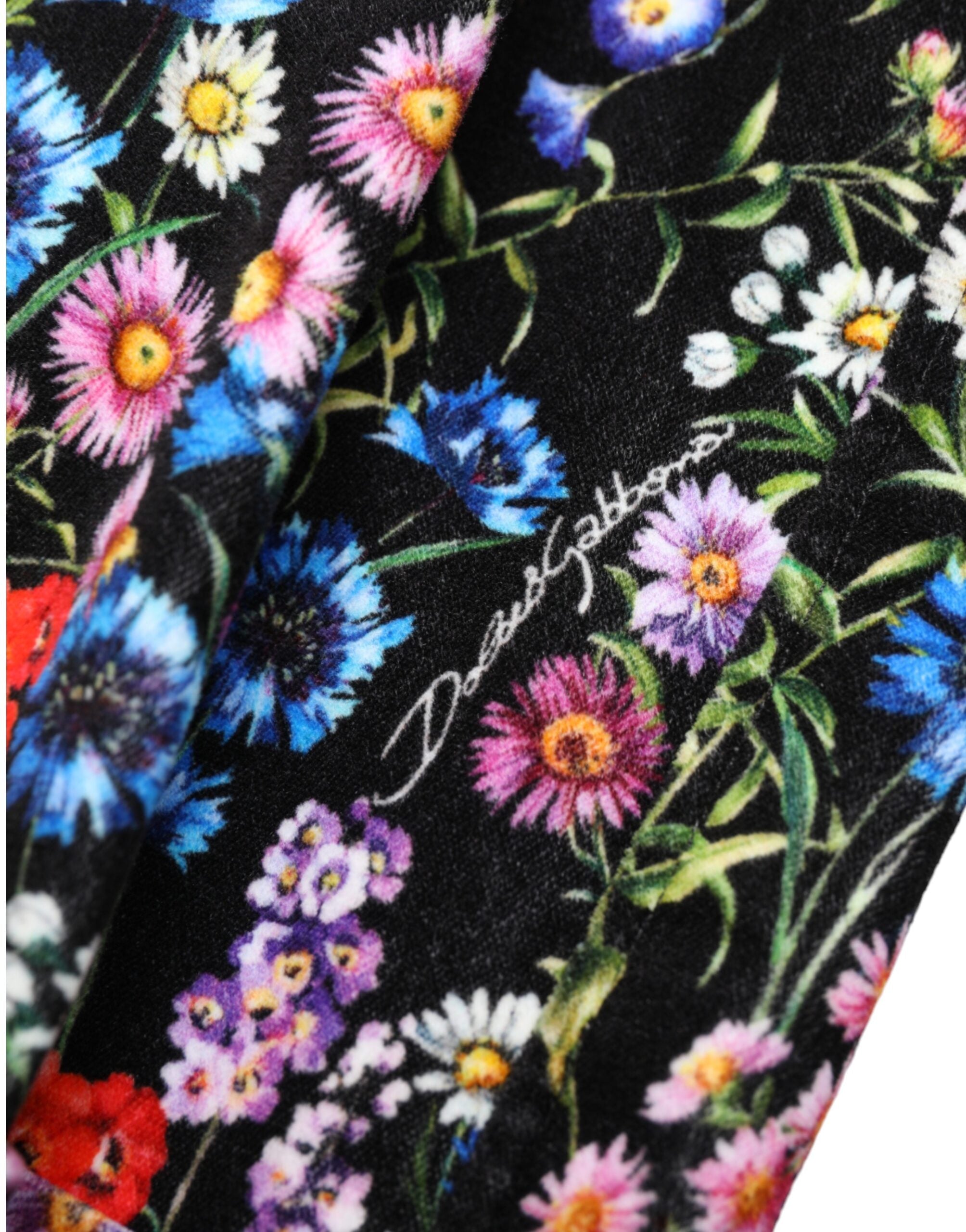Svarte blomsterprintede hotpants-shorts med høy midje