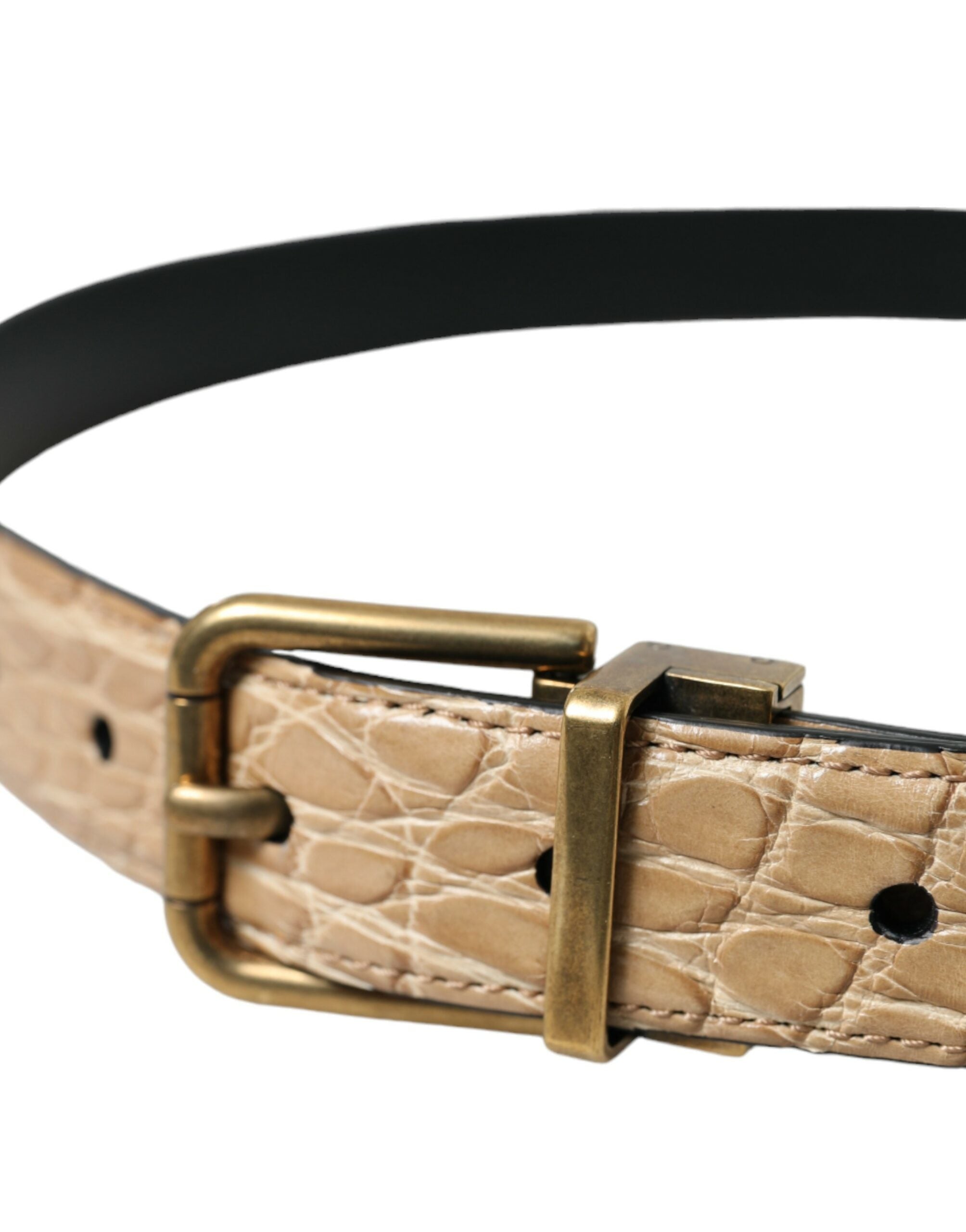 Beige eksotisk skinnbelte med gullspenne i metall