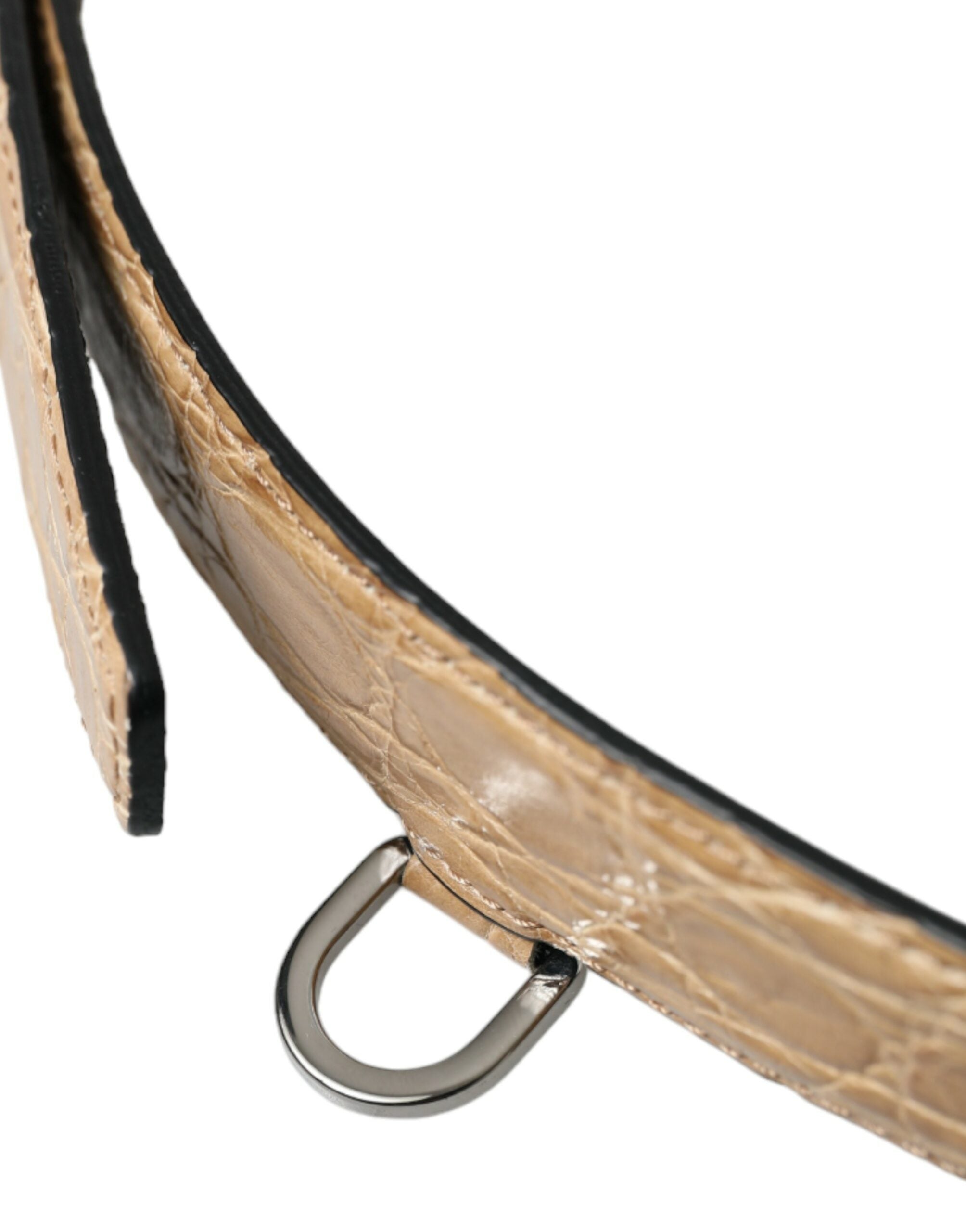 Beige eksotisk skinnbelte med gullspenne i metall