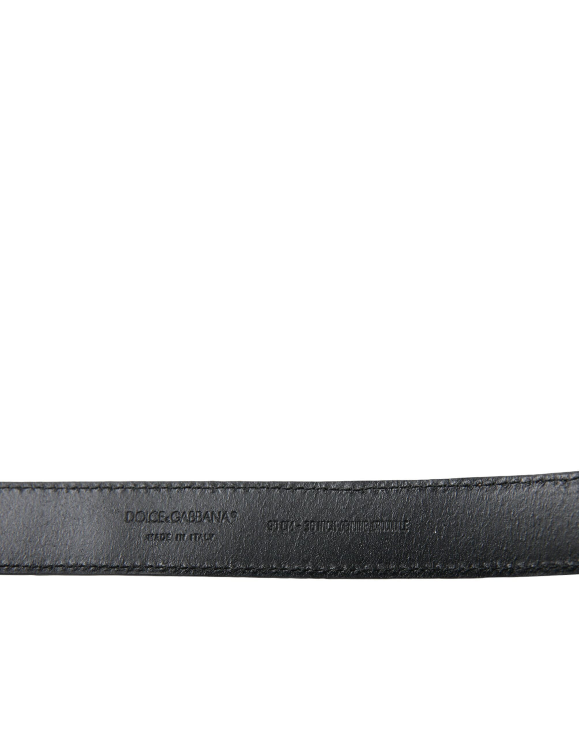 Beige eksotisk skinnbelte med gullspenne i metall