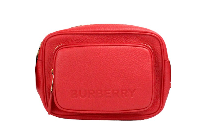 Liten, knallrød, kornete skinnveske med merkevarelogo og crossbody-design