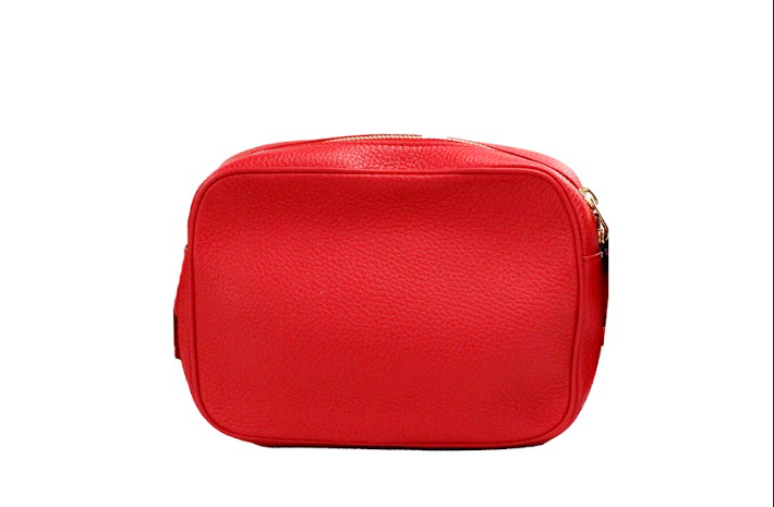 Liten, knallrød, kornete skinnveske med merkevarelogo og crossbody-design