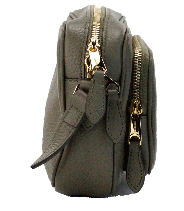 Liten, mørk, bregnegrønn, kornete skinnveske med merkevarelogo og crossbody-design