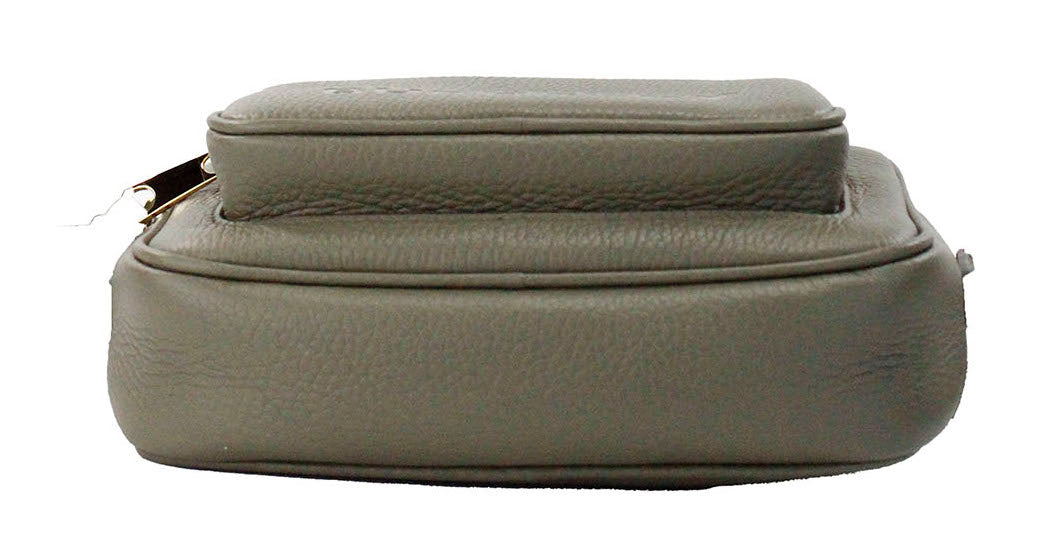 Liten, mørk, bregnegrønn, kornete skinnveske med merkevarelogo og crossbody-design