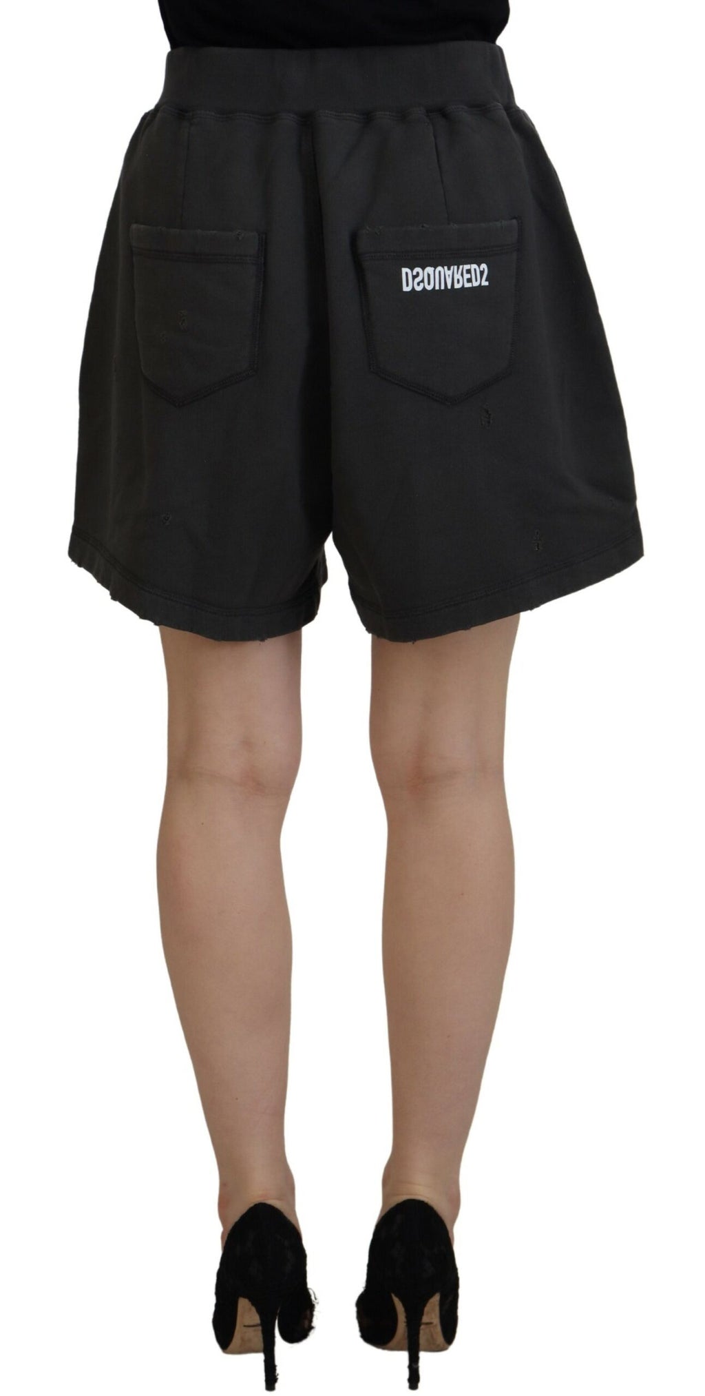 Svarte bomullsshorts med mellomhøy midje og fillete koniske detaljer