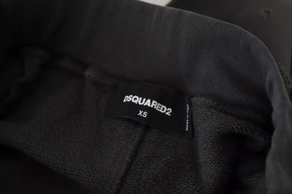 Svarte bomullsshorts med mellomhøy midje og fillete koniske detaljer