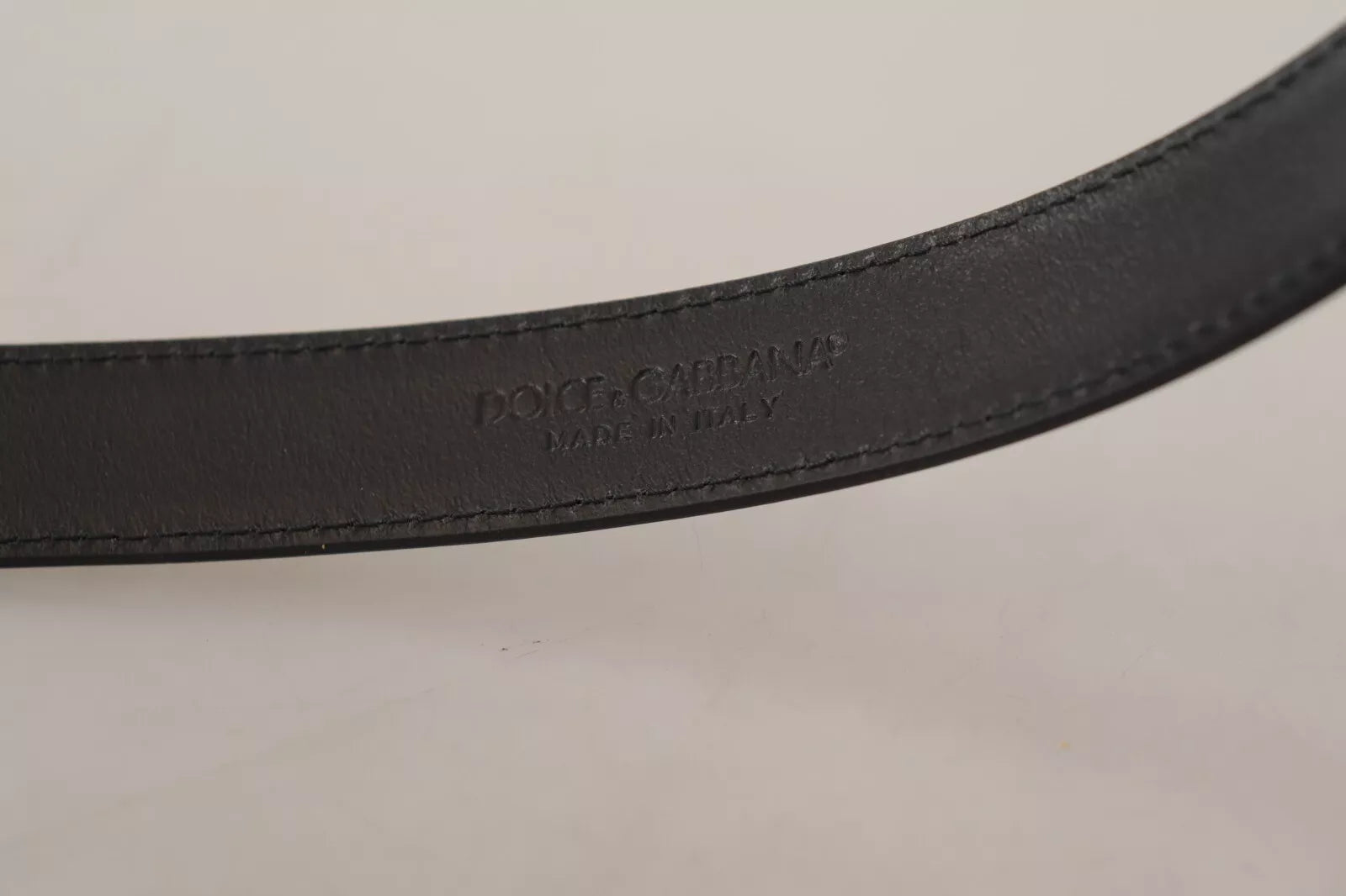 Svart klassisk kalveskinnsbelte med metallspenne