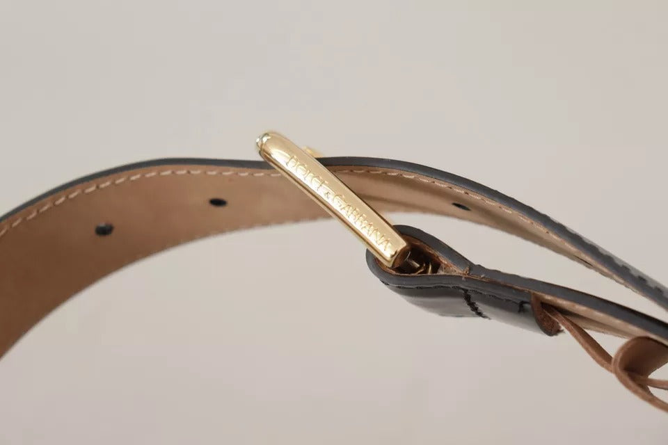 Svart läderbälte med guldfärgad metalllogotyp och graverad spänne
