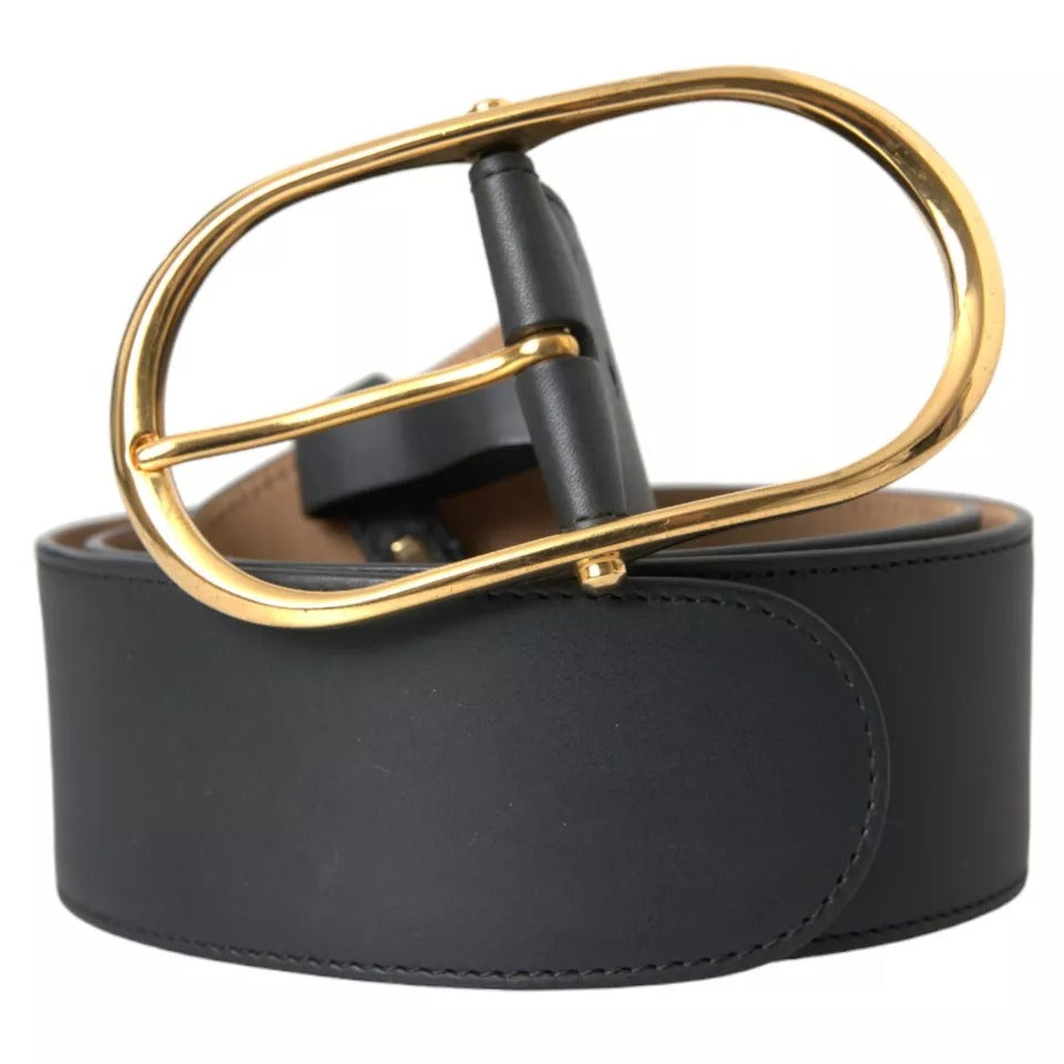 Svart skinnbelte med gullfarget oval metallspenne