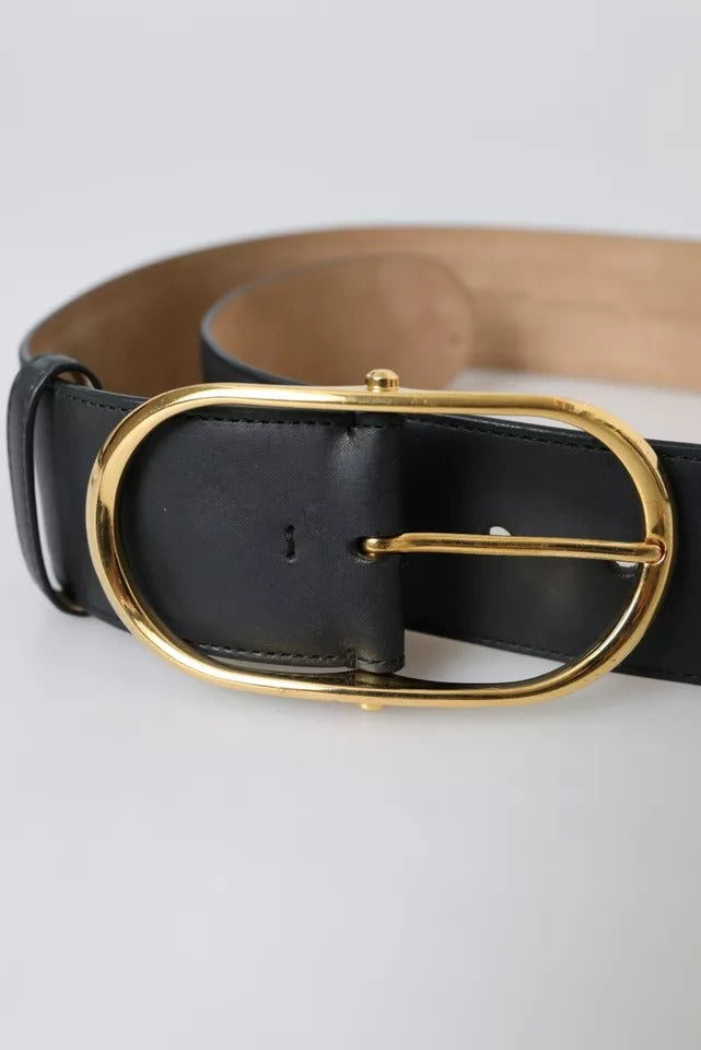Svart skinnbelte med gullfarget oval metallspenne